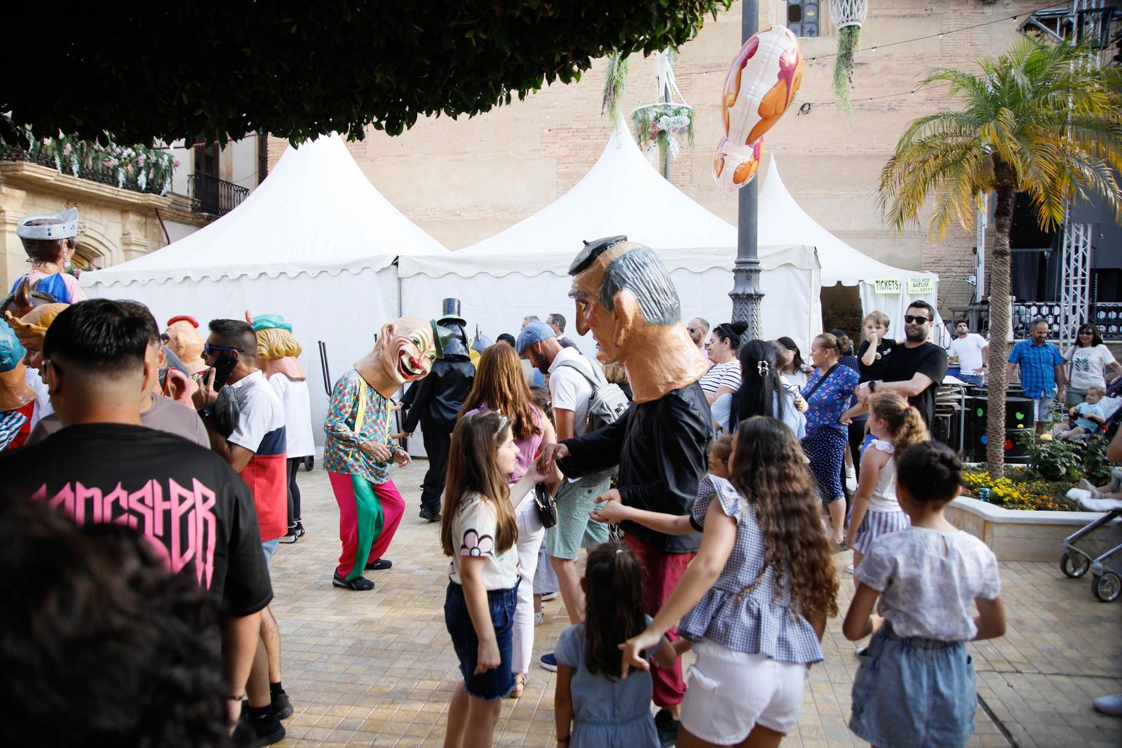 Desfile de Gigantes y Cabezudos de Vera, en imágenes