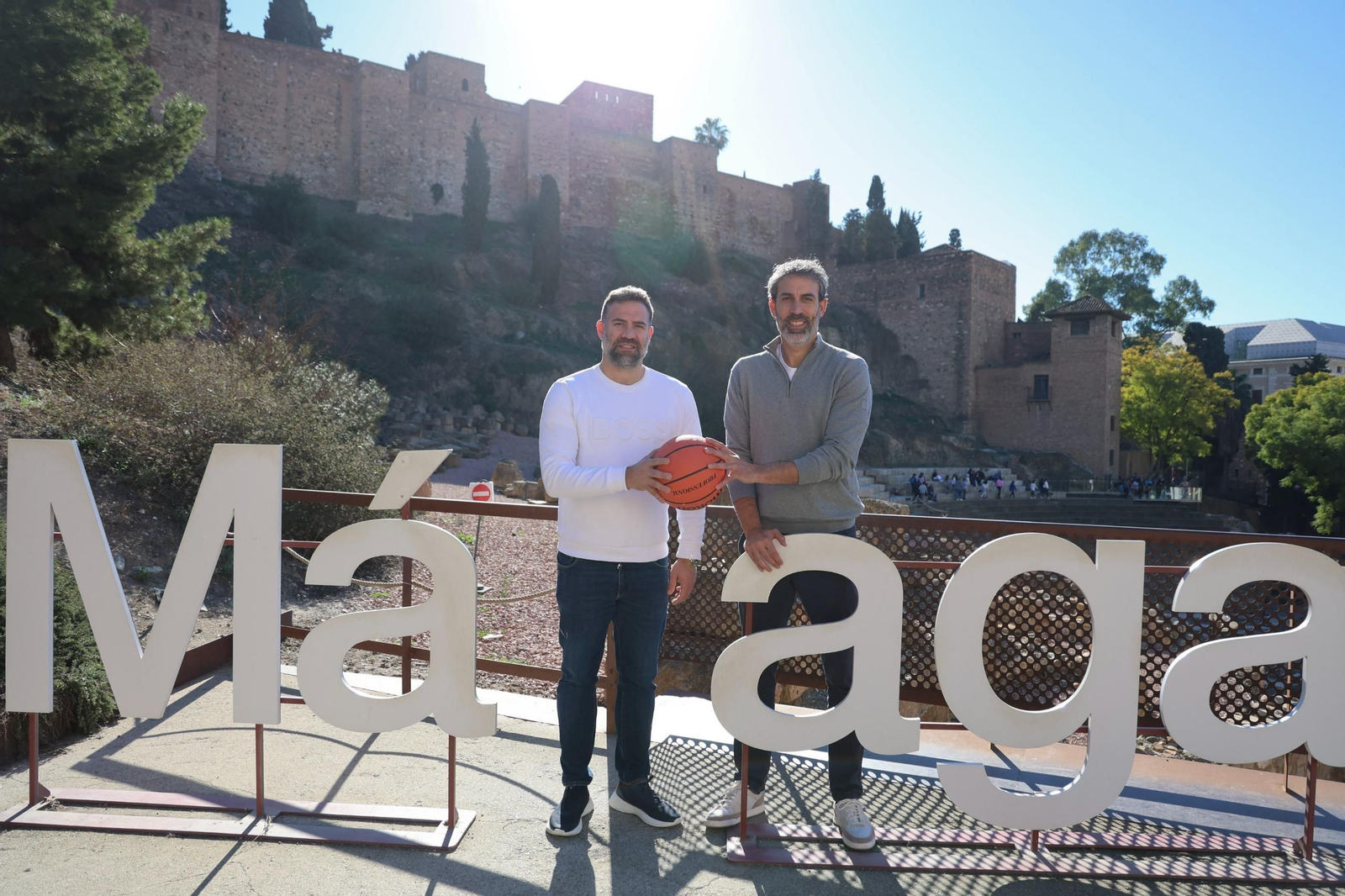 Carlos Cabezas y Berni Rodríguez, con la Alcazaba al fondo.