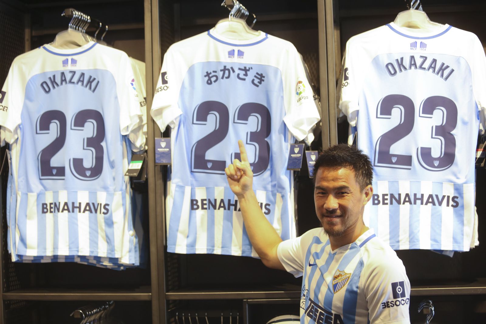 Las fotos de la presentación de Okazaki con el Málaga CF