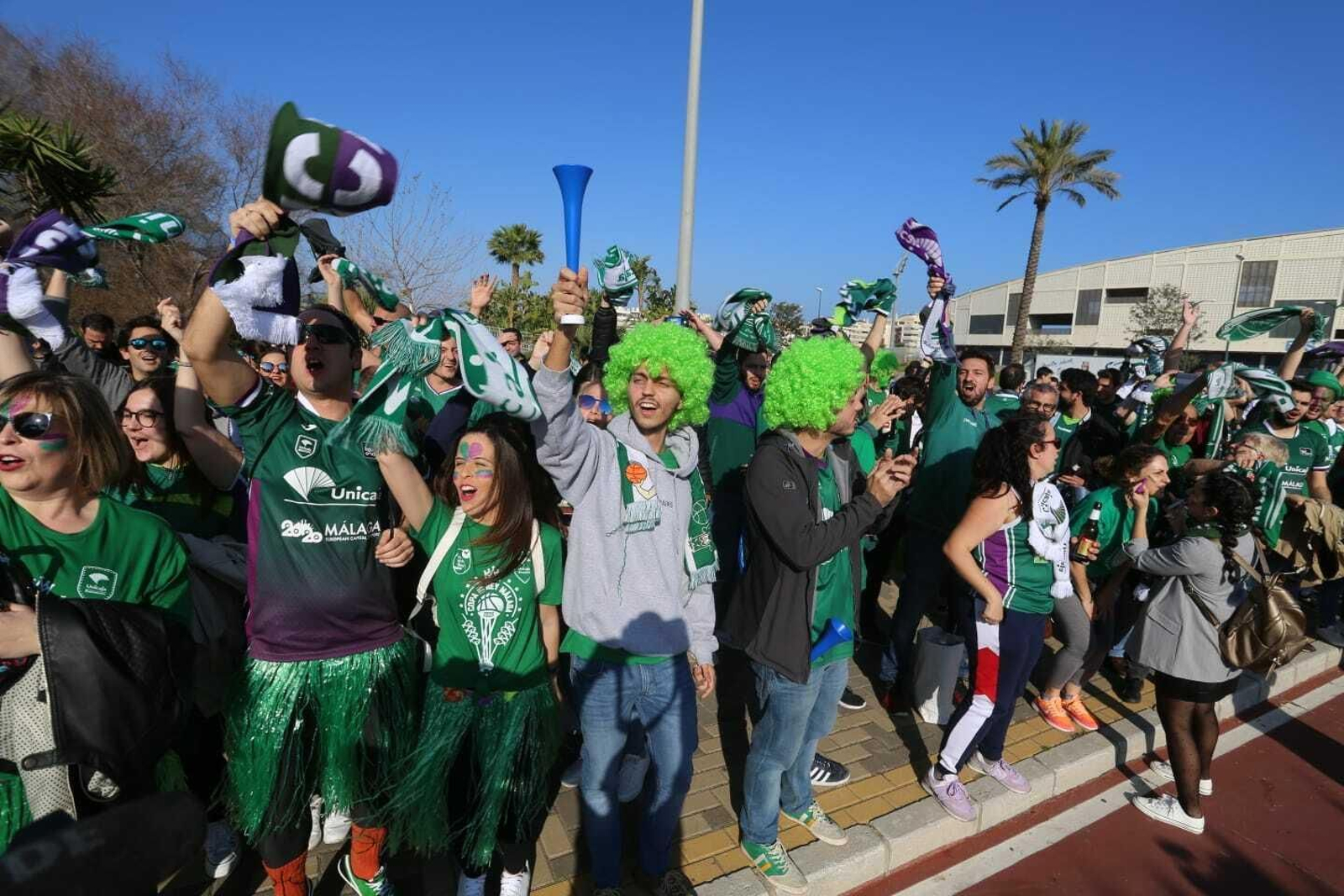 El recibimiento de la afición al Unicaja a su llegada al Martín Carpena para jugar la final de la Copa Del Rey