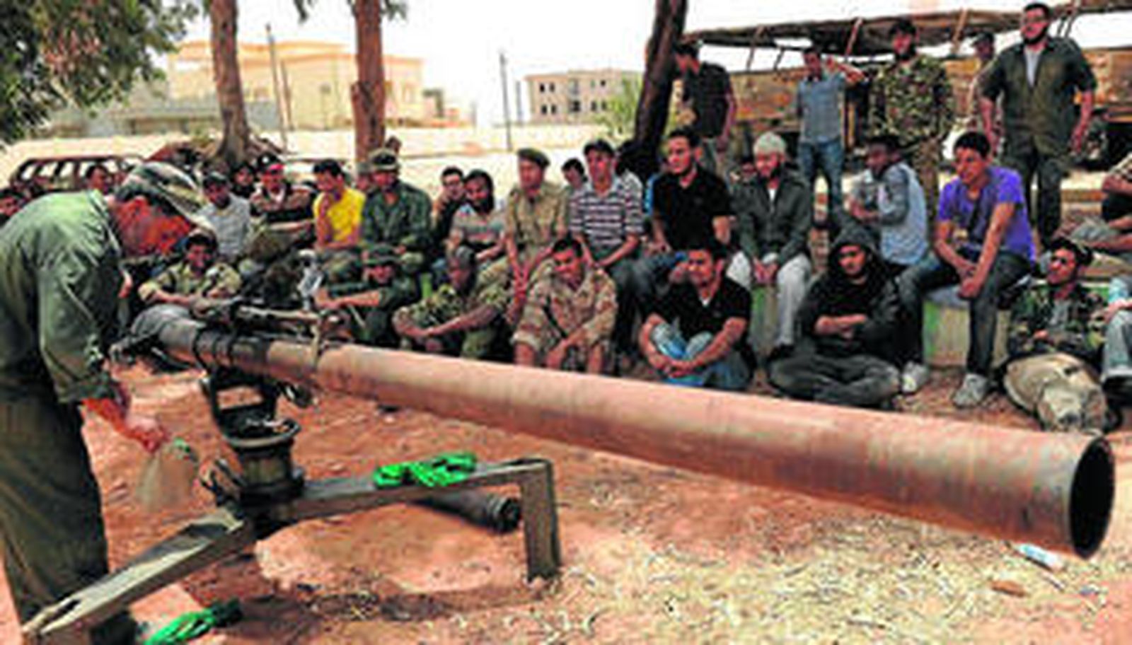 Jóvenes libios atienden a un instructor militar.