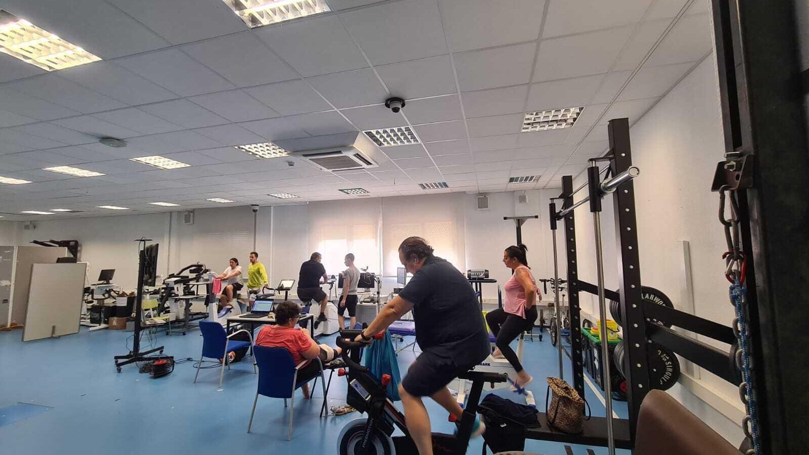 Varios voluntarios hacen ejercicio en el gimnasio.