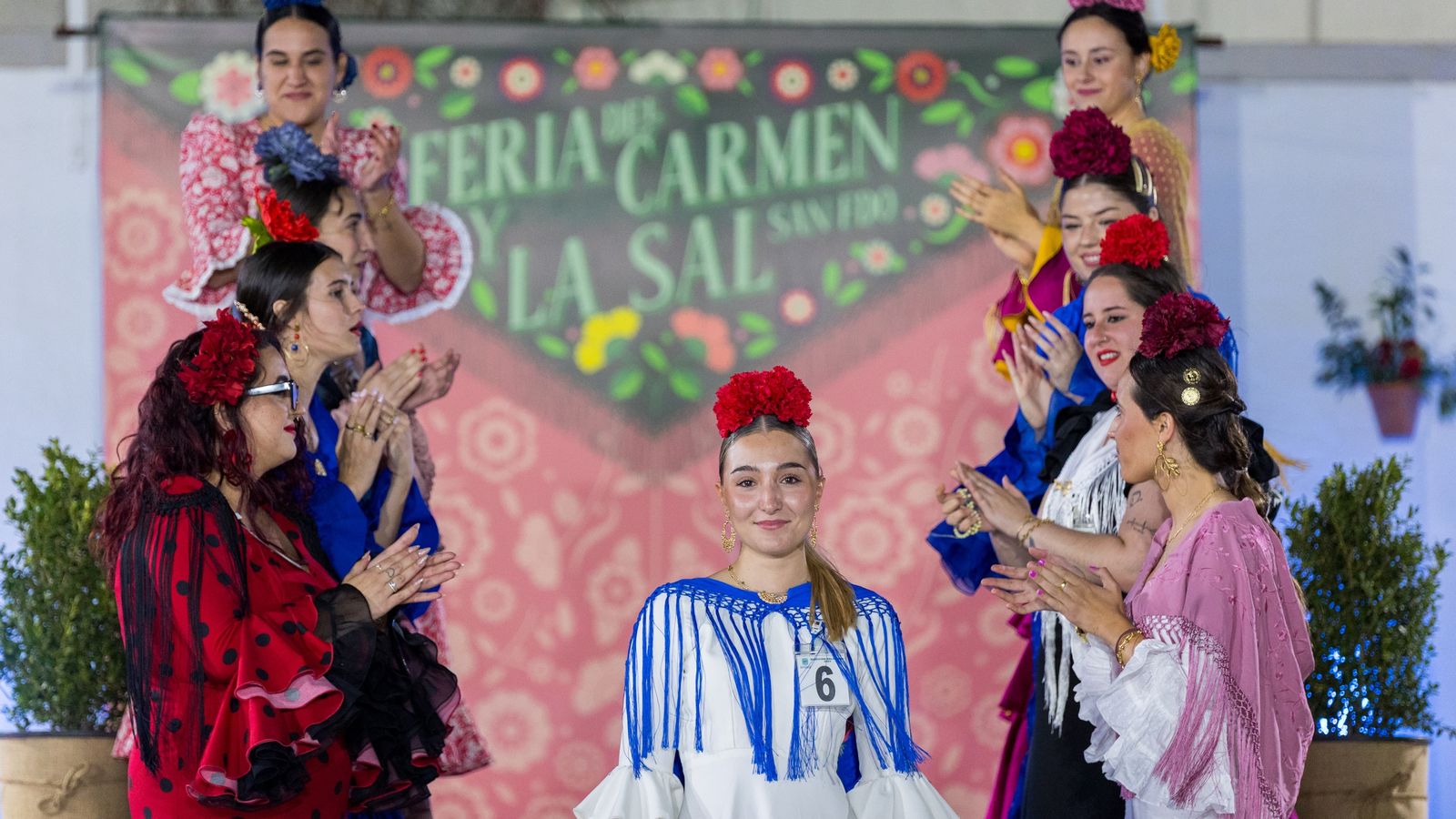 La Salinera Mayor de la Feria del Carmen y de la Sal, Julia Pascual Marín, tras ser elegida en la gala.