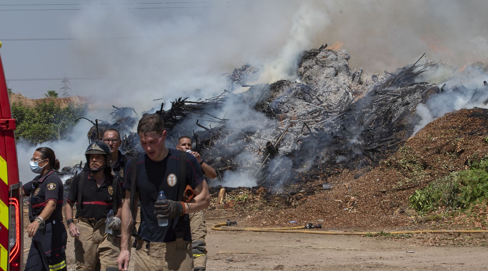 Bomberos de Sevilla extinguen un incendio en una empresa residuos vegetales