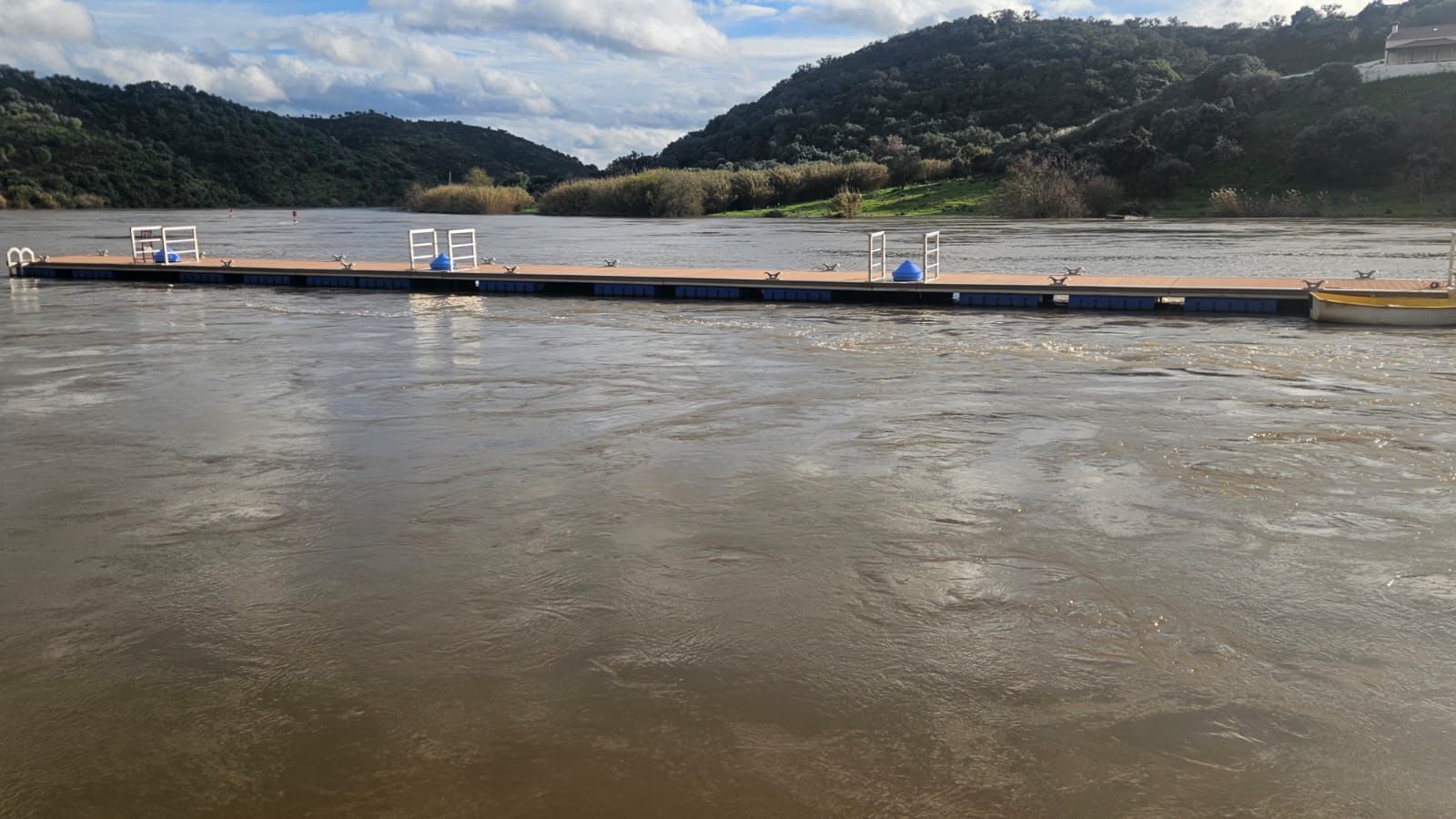 La crecida del río Guadiana está poniendo en riesgo la estructura.