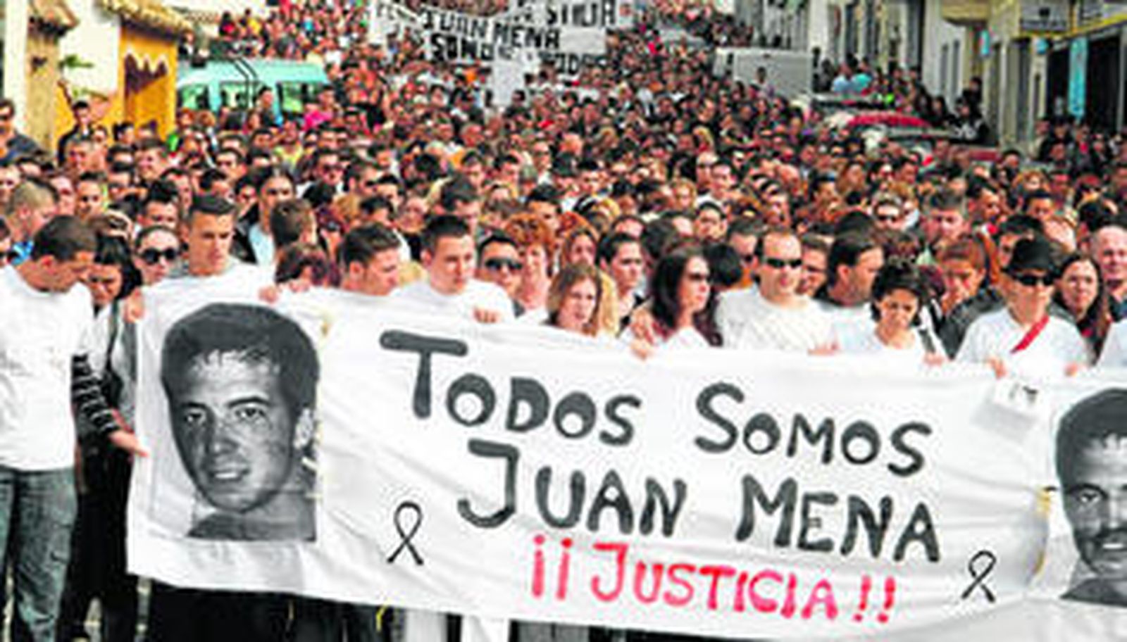 Momento de la multitudinaria  manifestación celebrada el fin de semana pasado en Conil en recuerdo del joven madrileño apuñalado.