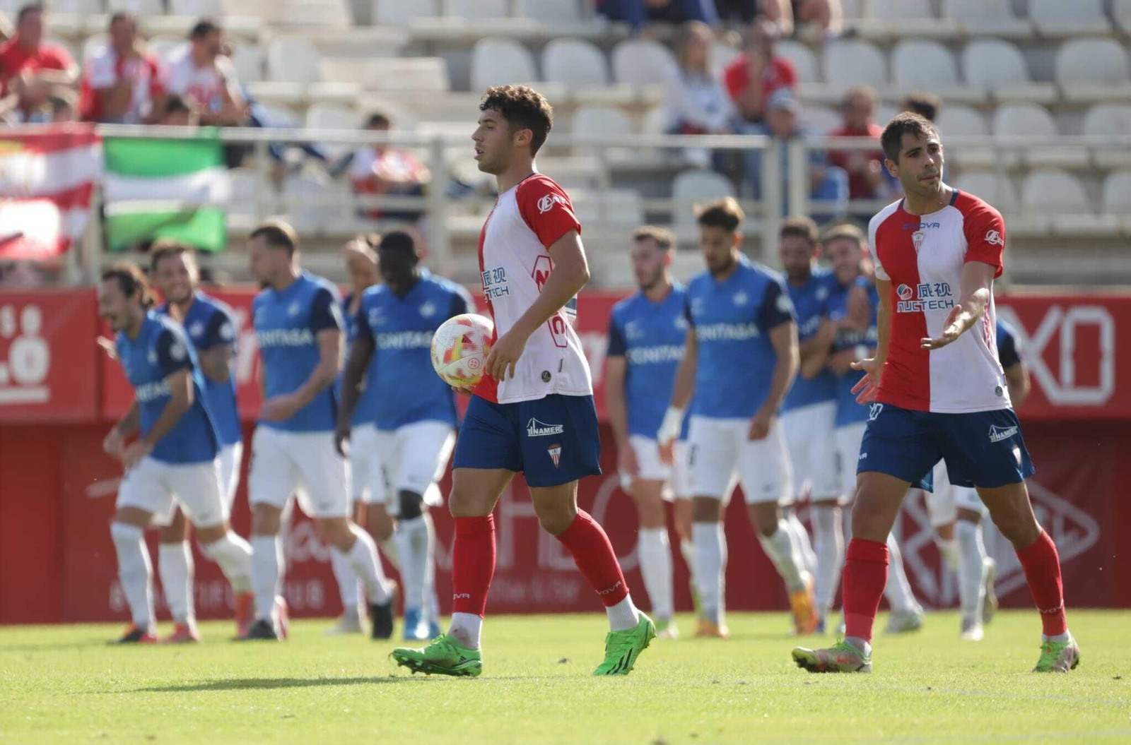Pepe Mena y Roni, tras uno de los goles del Sanse.