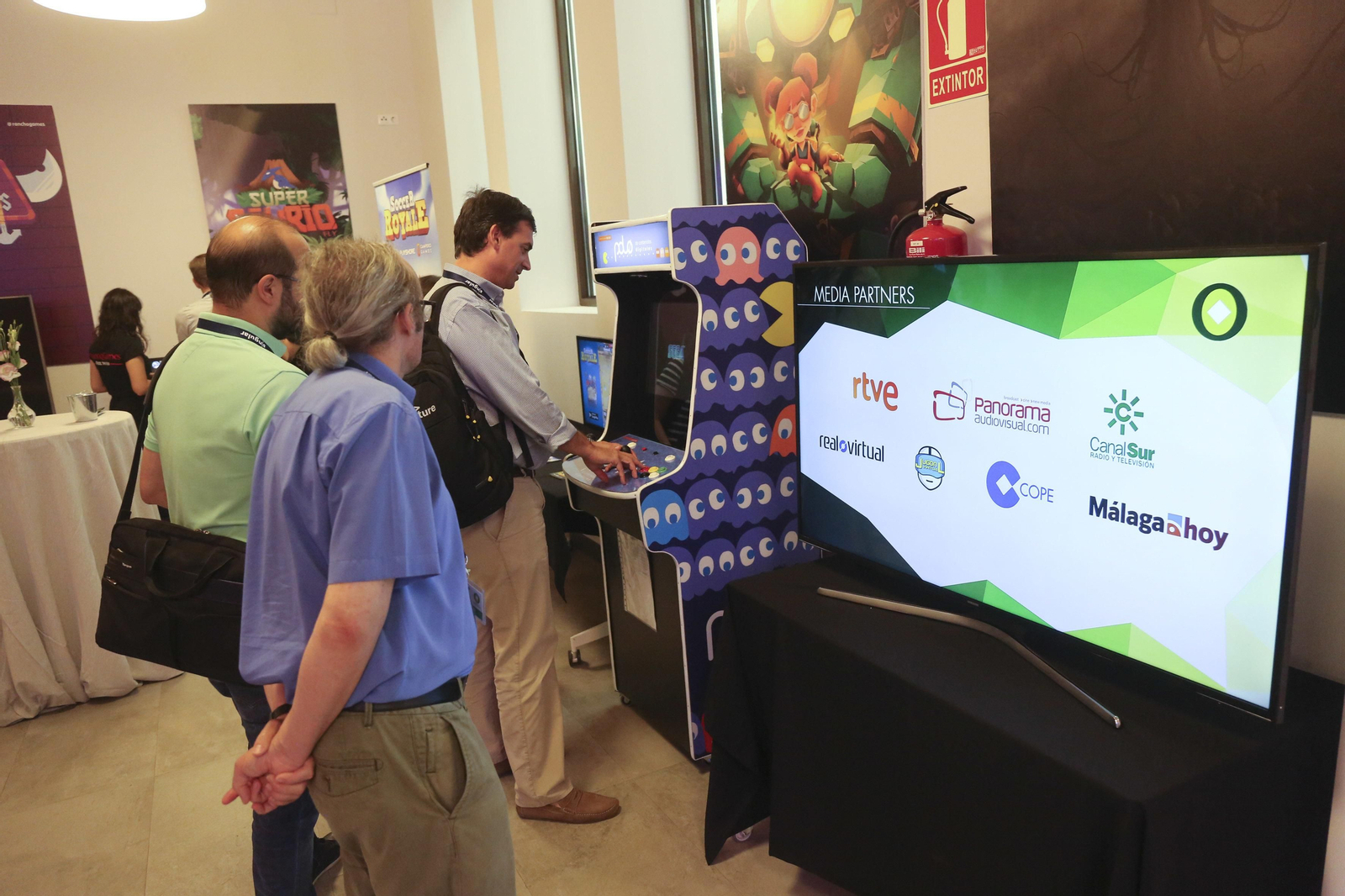 Varios asistentes prueban uno de los videojuegos en el Observatorio de Nuevas Tecnologías.