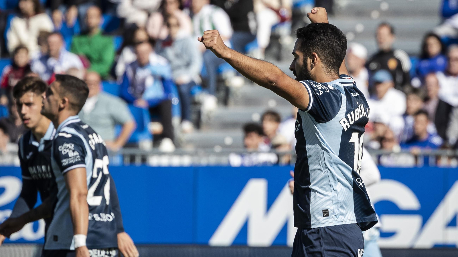 Rubén Alves celebra el pitido final del árbitro en el Zaragoza - Córdoba CF.