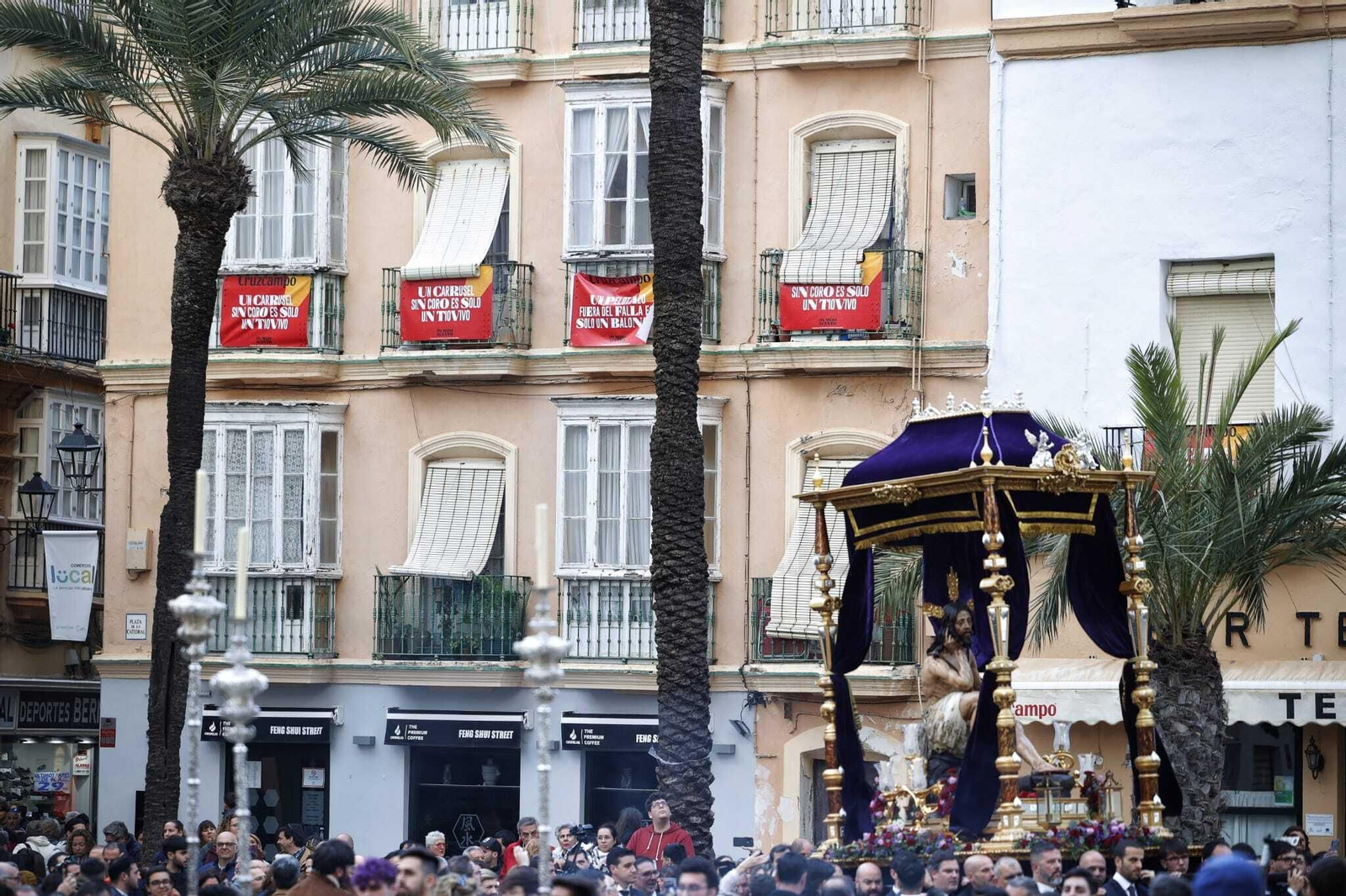 Las imágenes del vía crucis oficial de las hermandades de Cádiz de 2023