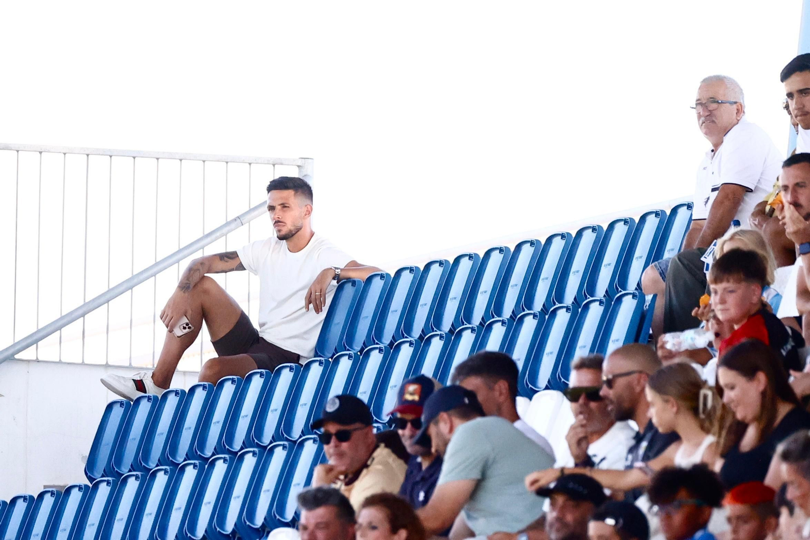 Nelson Monte ve a sus compañeros ante el Antequera desde la grada mientras se cierra su salida