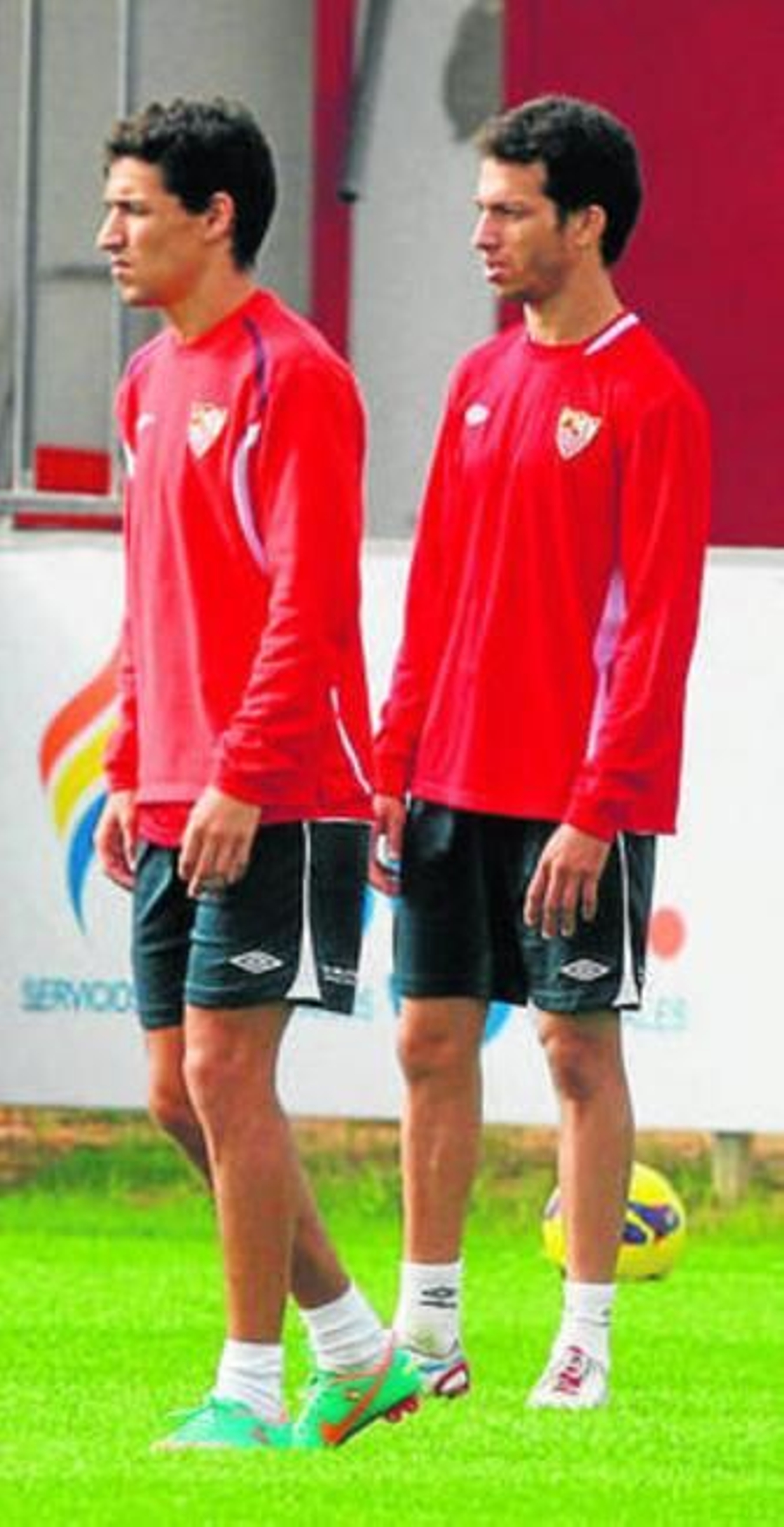 Jesús Navas y Cicinho.