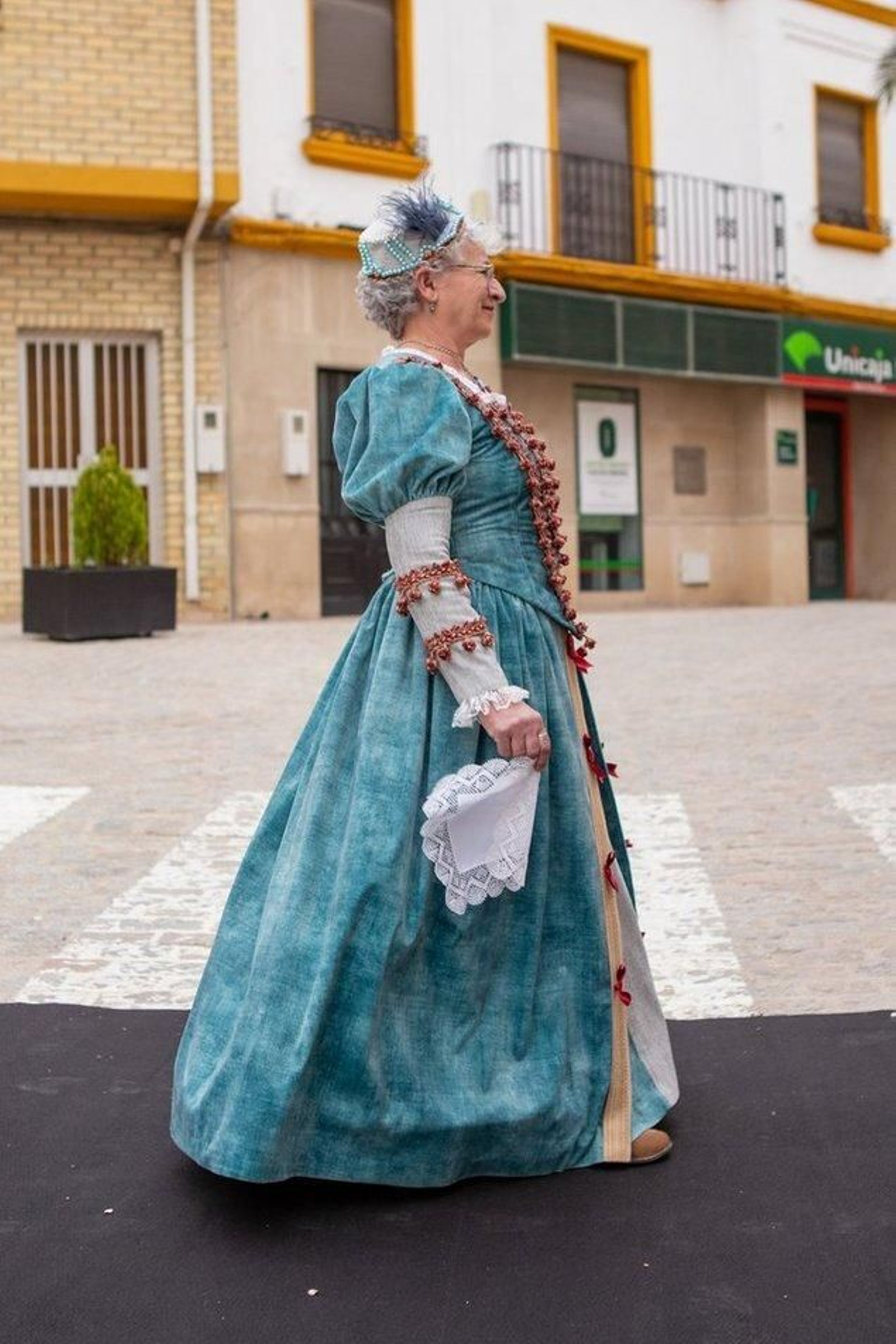 Desfile de los trajes renacentistas confeccionados por mujeres de Cazalilla.