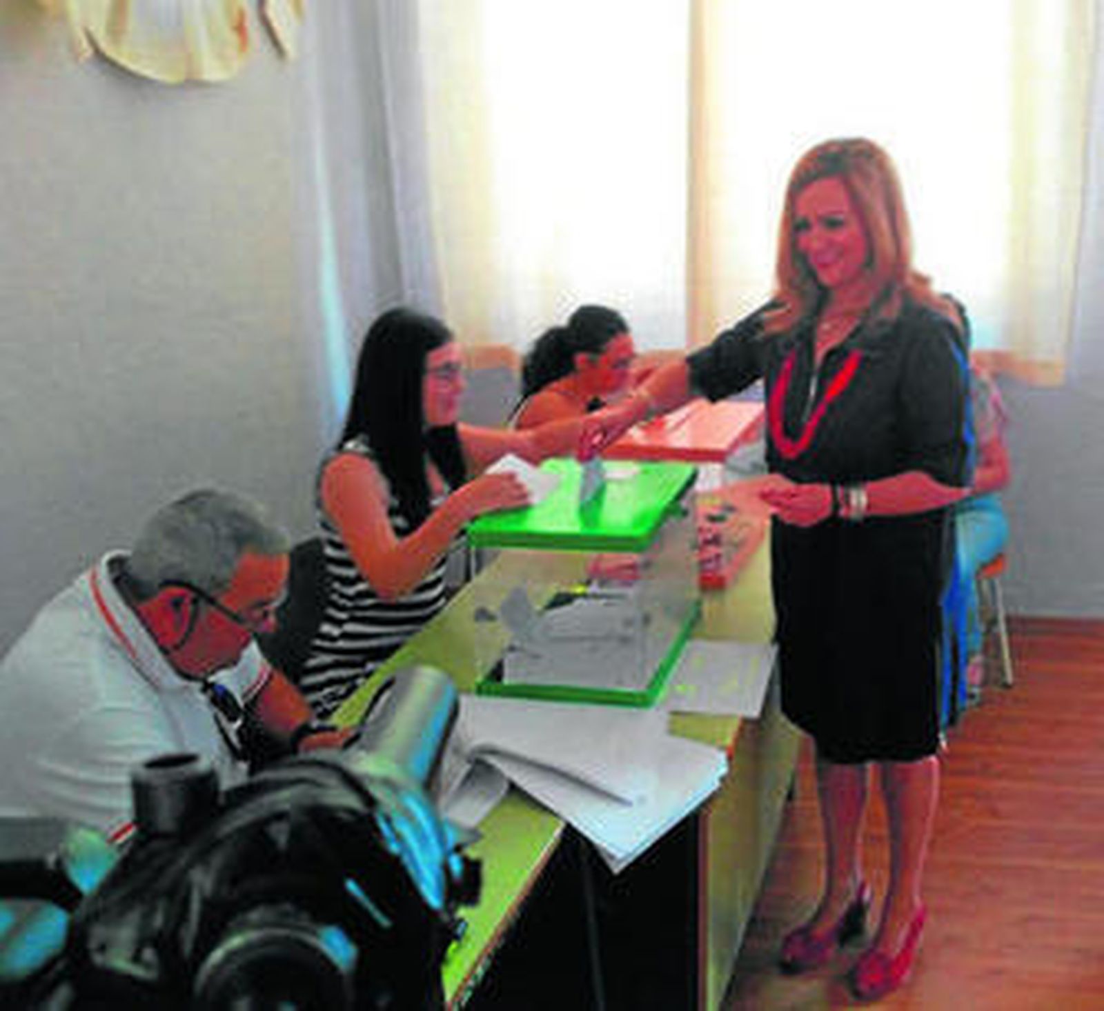 La candidata del PSOE, María Jesús Serrano, vota en Baena.
