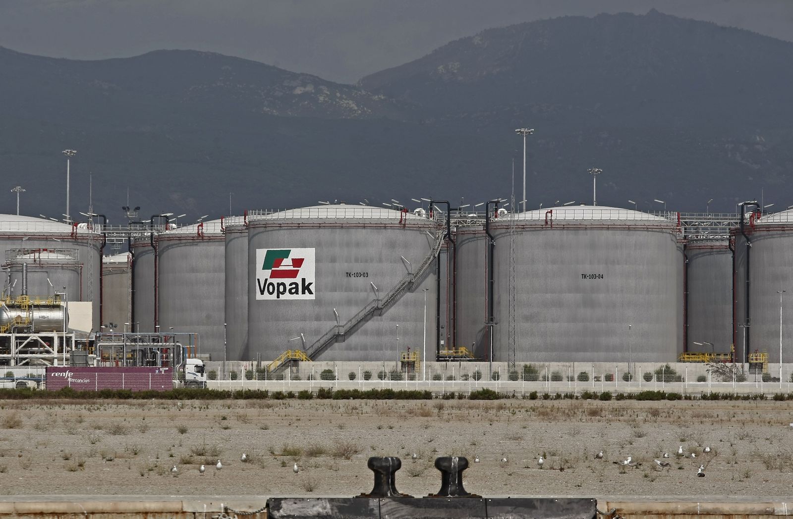 Tanques de almacenamiento de combustible en la terminal de Vopak del puerto de Algeciras.