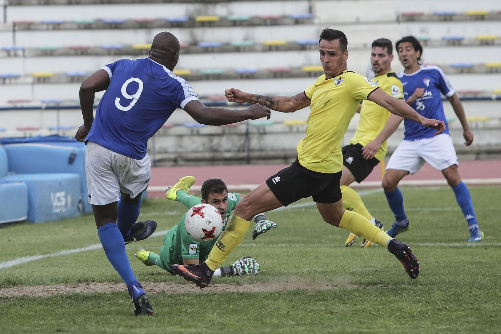 Buba, de espaldas, remata a puerta.