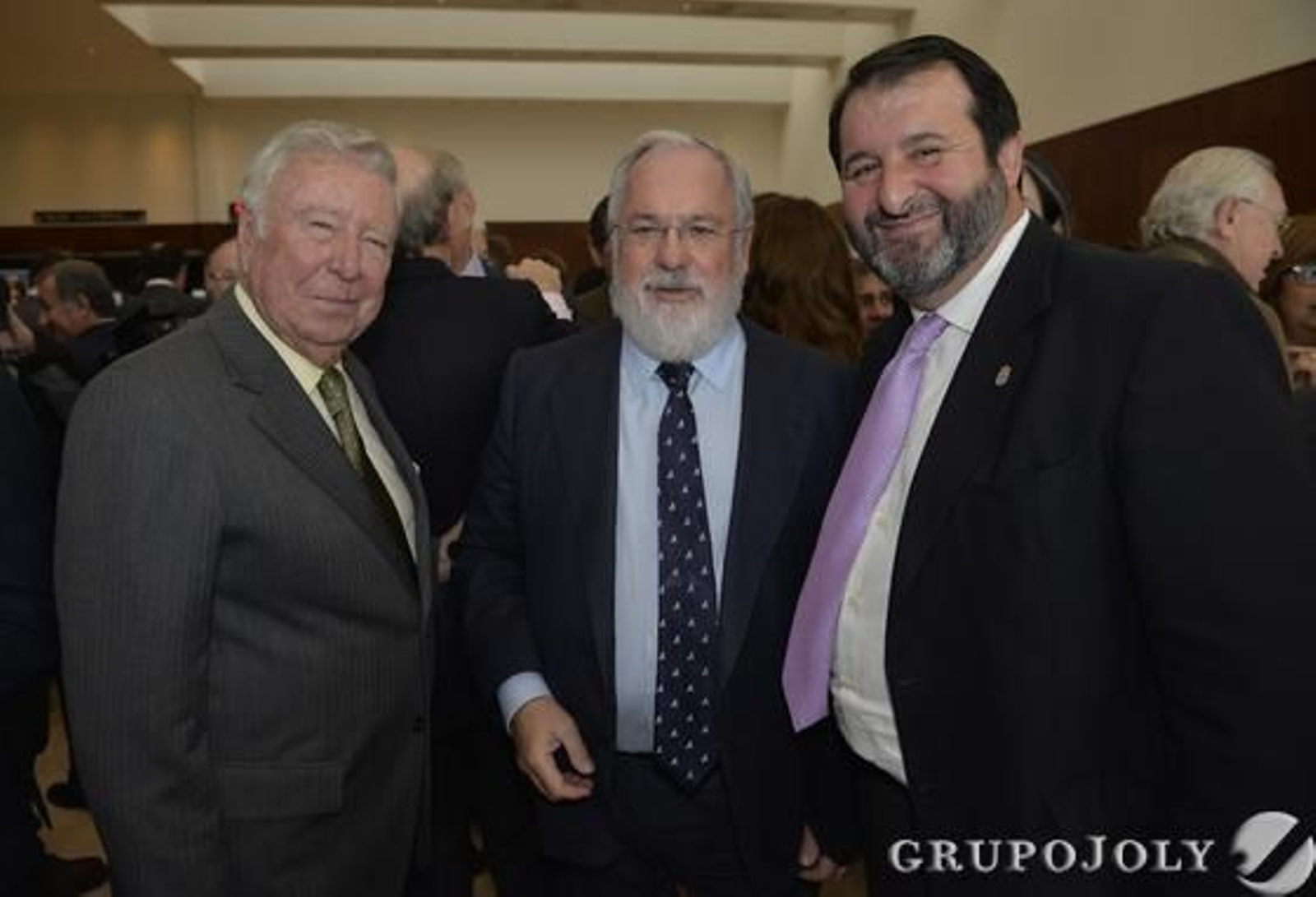 José Luis García Palacios, presidente de Caja Rural del Sur; Miguel Arias Cañete y Juan Ávila, alcalde de Carmona. / Juan Carlos Vázquez