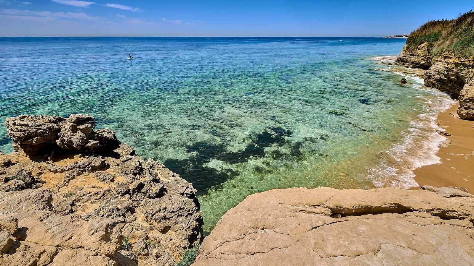 La playa de Los Caños de Meca se caracteriza por sus aguas turquesas y cristalinas