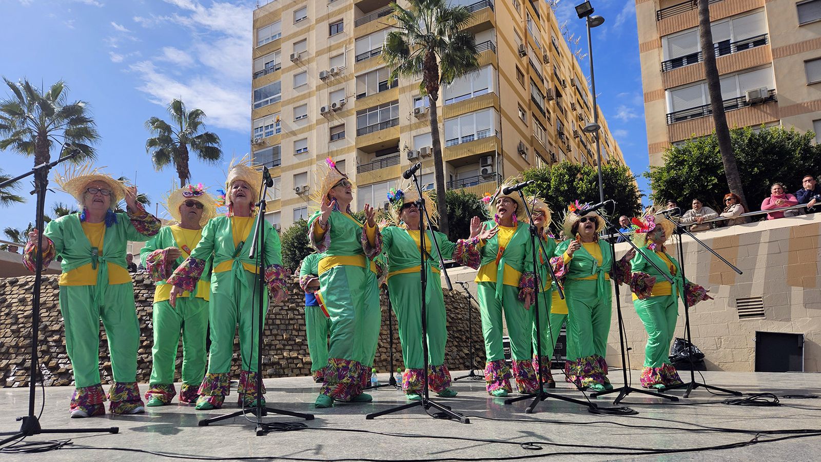 Uno de los grupos actuando en el Anfiteatro de la Rambla.
