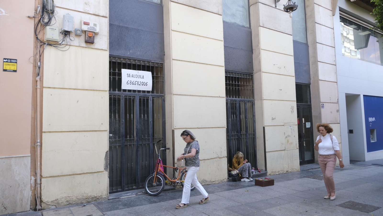 Imágenes de los locales desiertos del Paseo de Almería