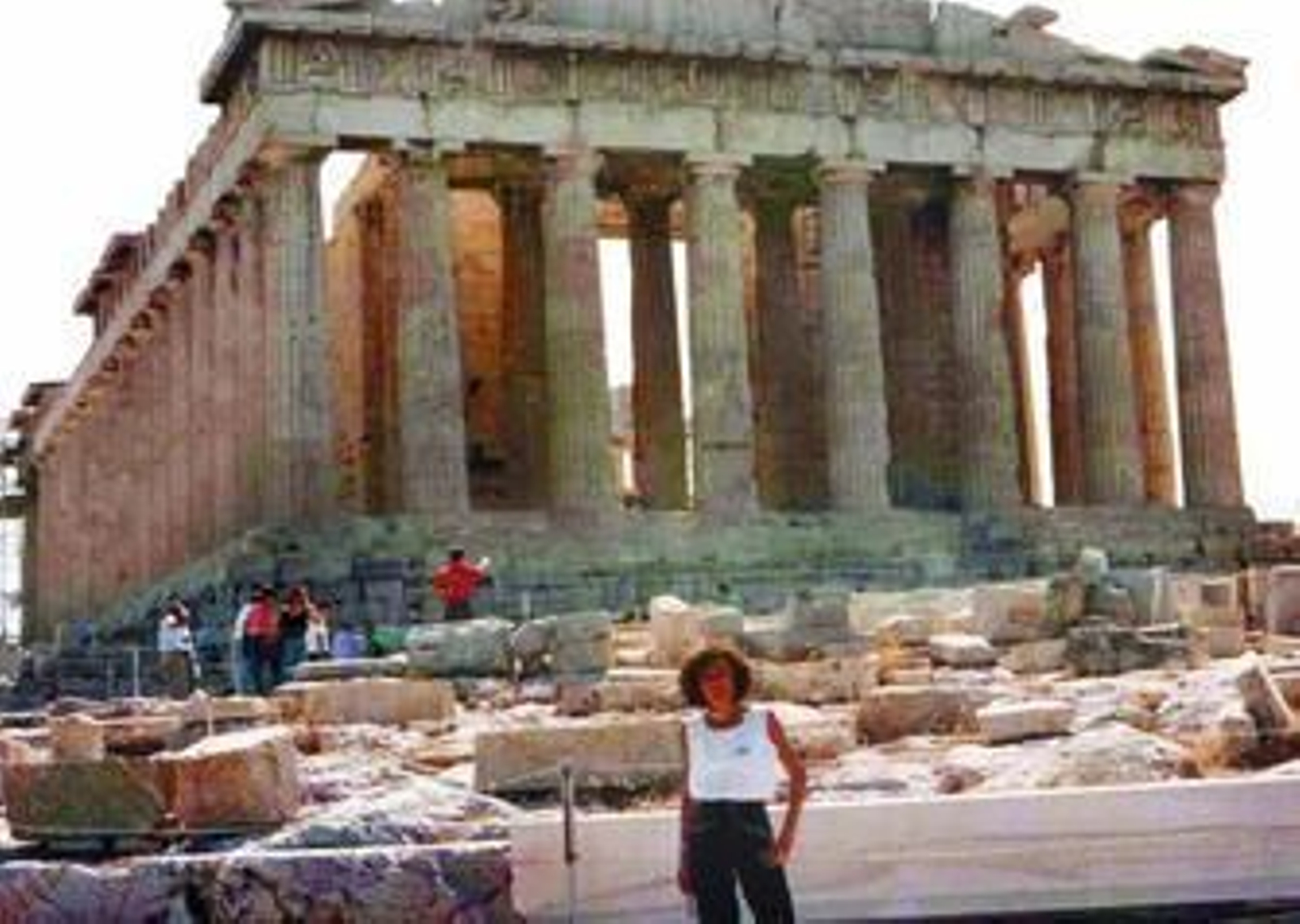 Veintidós años tienen las fotos que ilustran el reportaje de hoy y atestiguan la presencia de Ana Gámez, actual delegada en Granada de la Consejería de Educación, en las ruinas del Partenón y junto a la bandera de Grecia, en homenaje al pasado del país.
