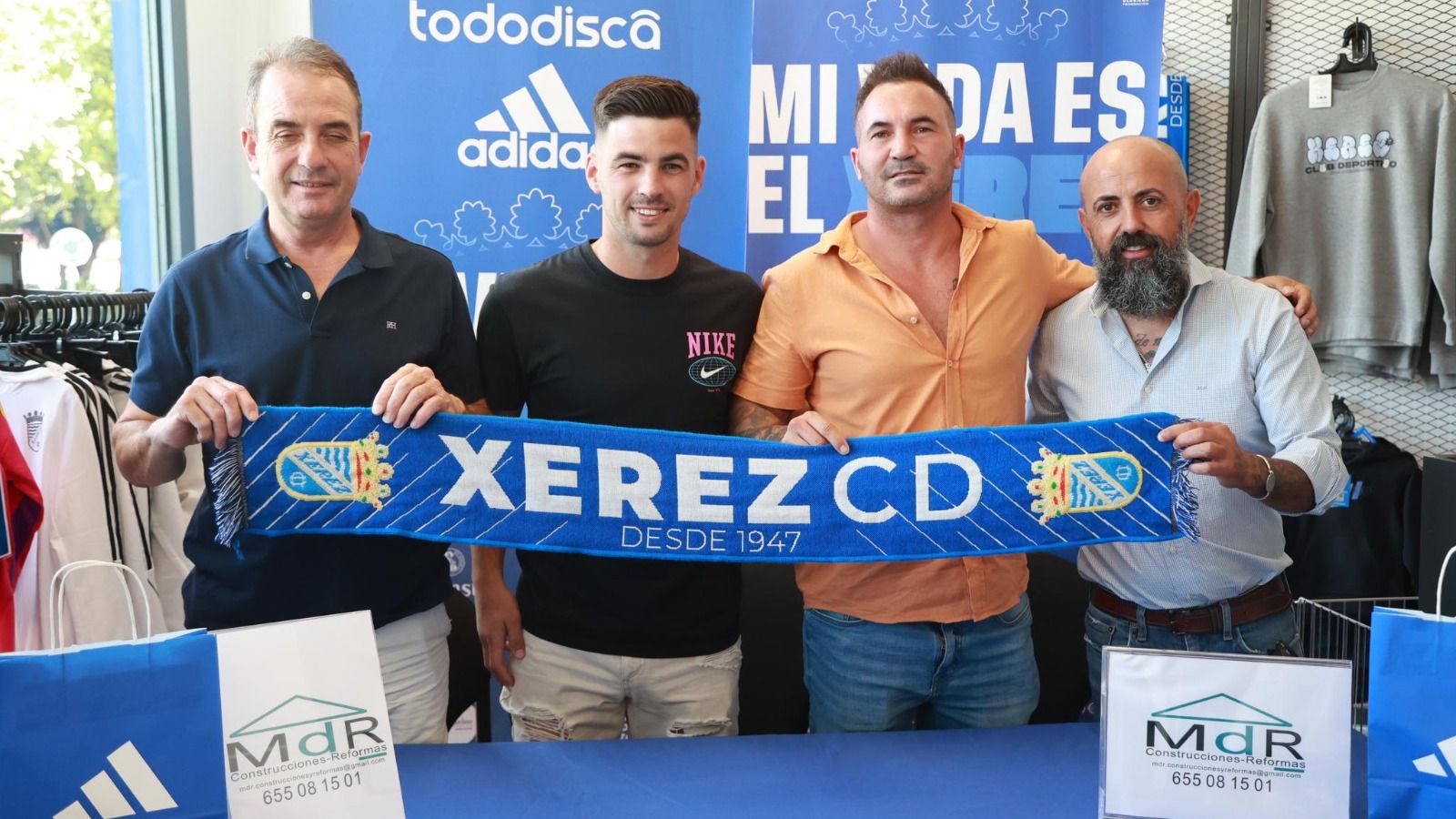 Misffut, junto a Miguel Ángel, Juan Luis Gil y un representante de MdR, uno de los patrocionadores del club.