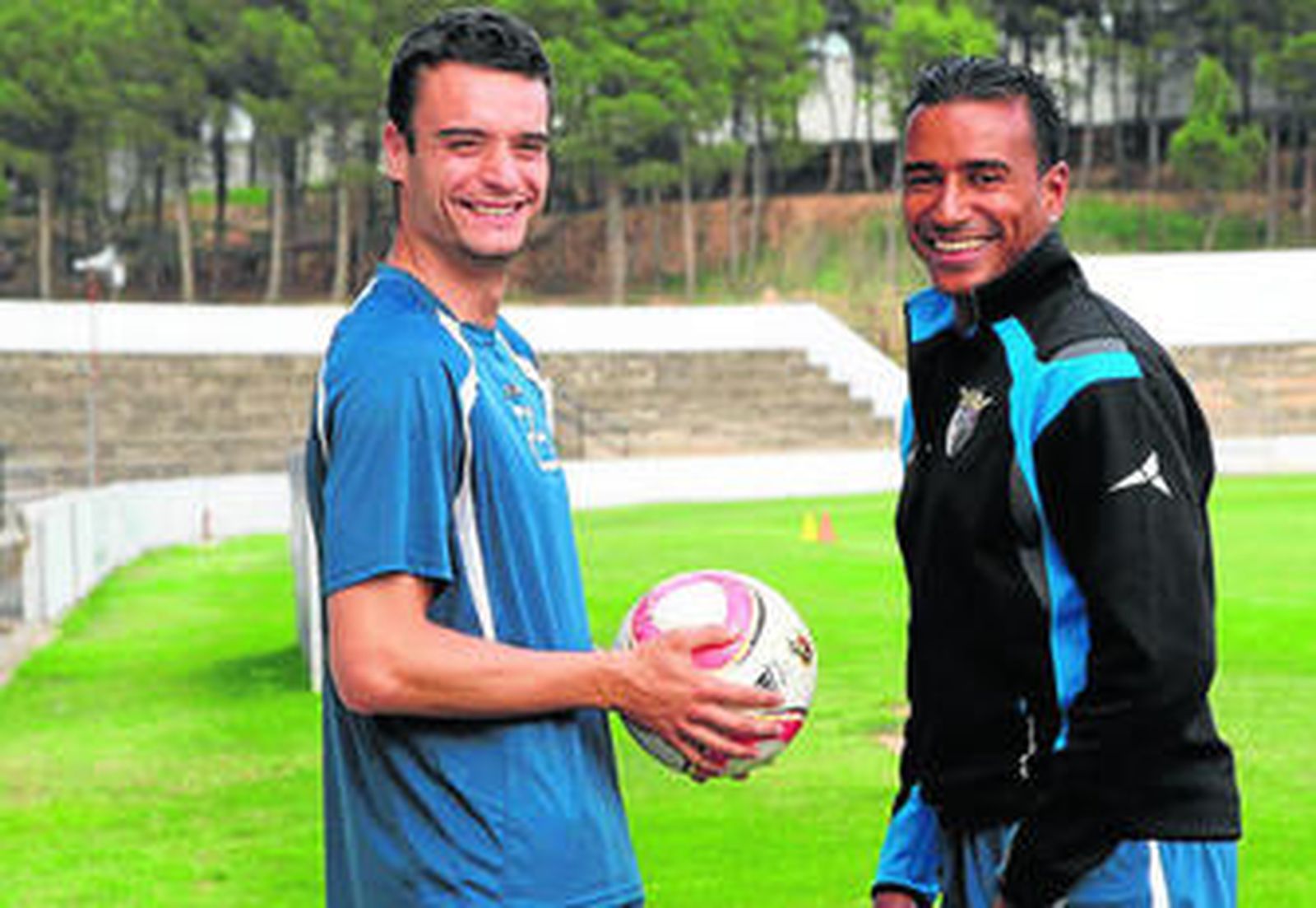 Iván Moreno y Oussama Sauaidy posan en el campo del Tudelano.
