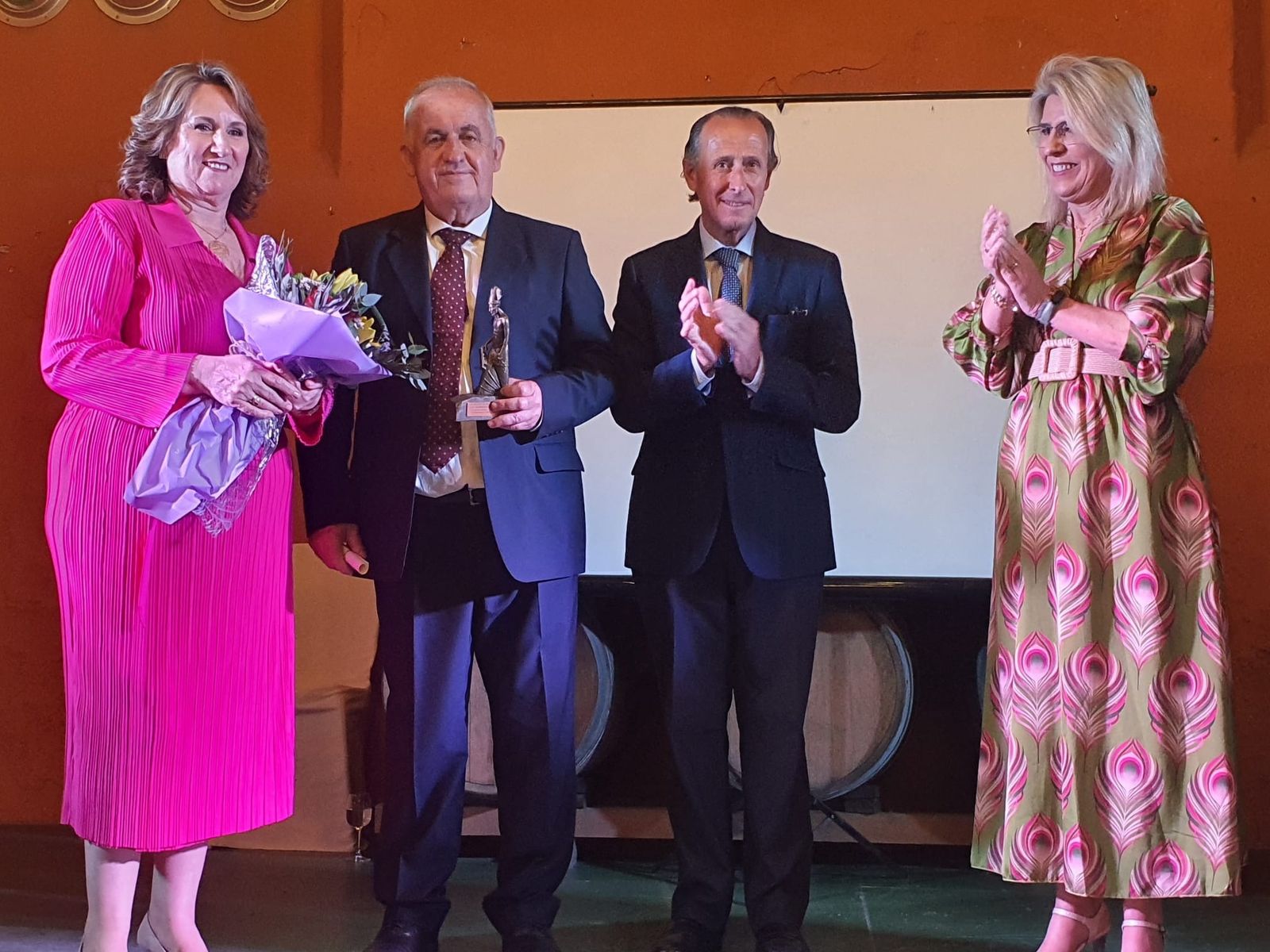 El alcalde de Chiclana, José María Román, presidió el acto de homenaje al que ha sido presidente del Centro Municipal de Participación Activa de Personas Mayores durante los últimos cinco años, Francisco Ramo