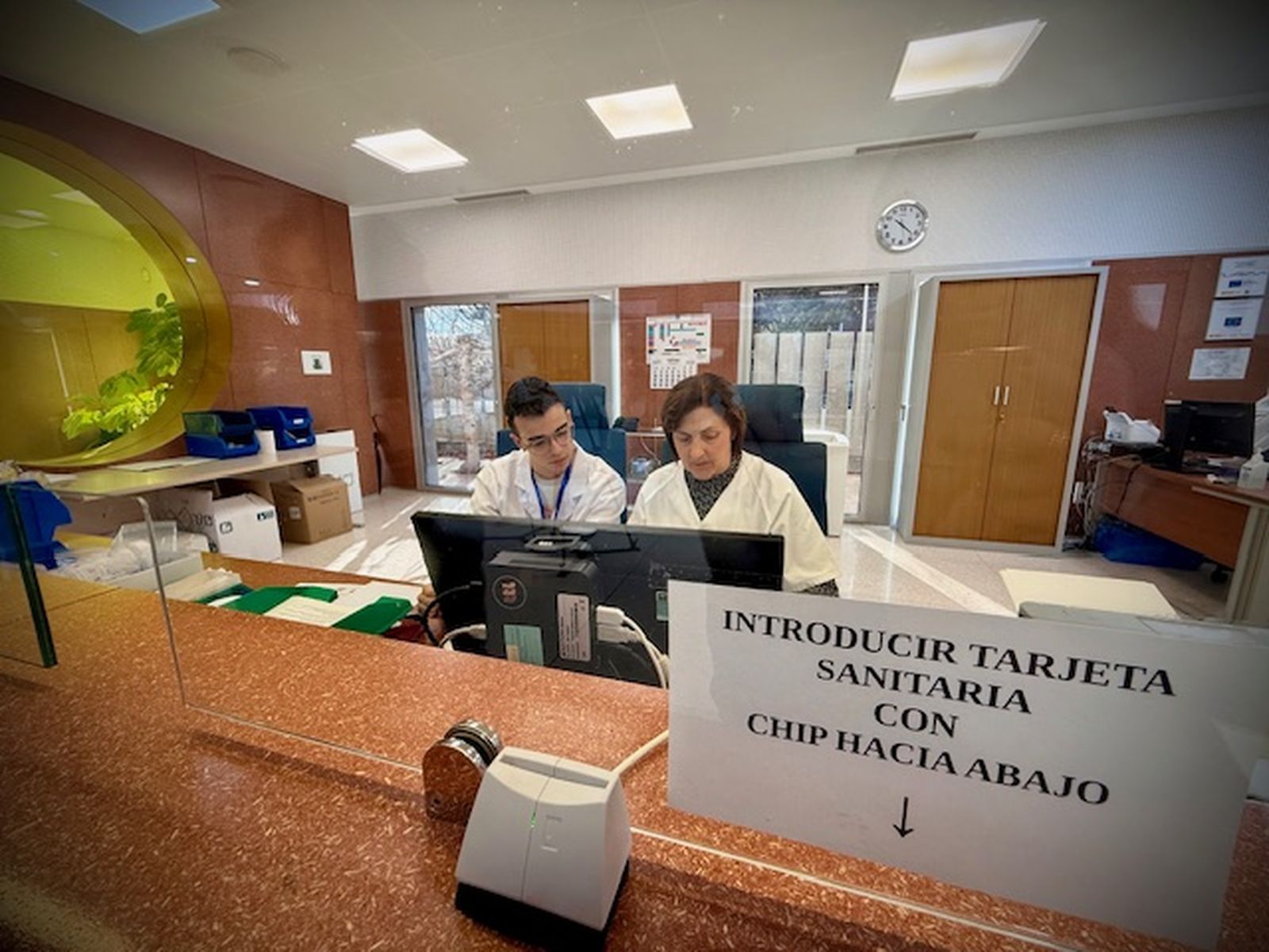 Mostrador de Atención al Paciente en un centro de salud de la capital