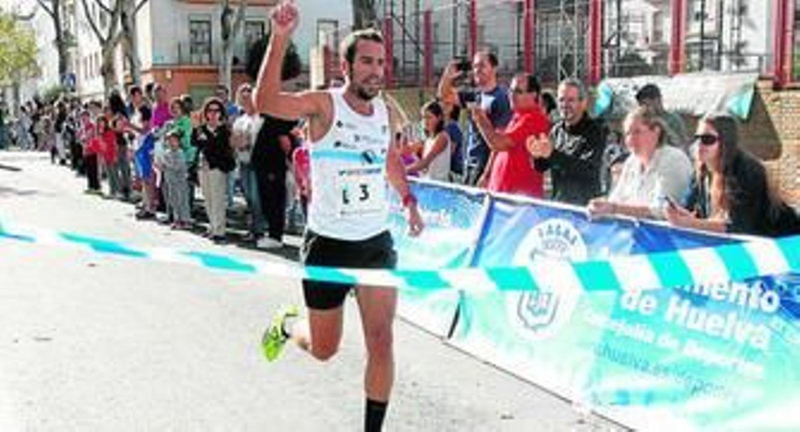 Emilio Martín celebra el triunfo logrado ayer evocando a su malogrado cuñado al entrar en meta. Abajo, instantes de la carrera.