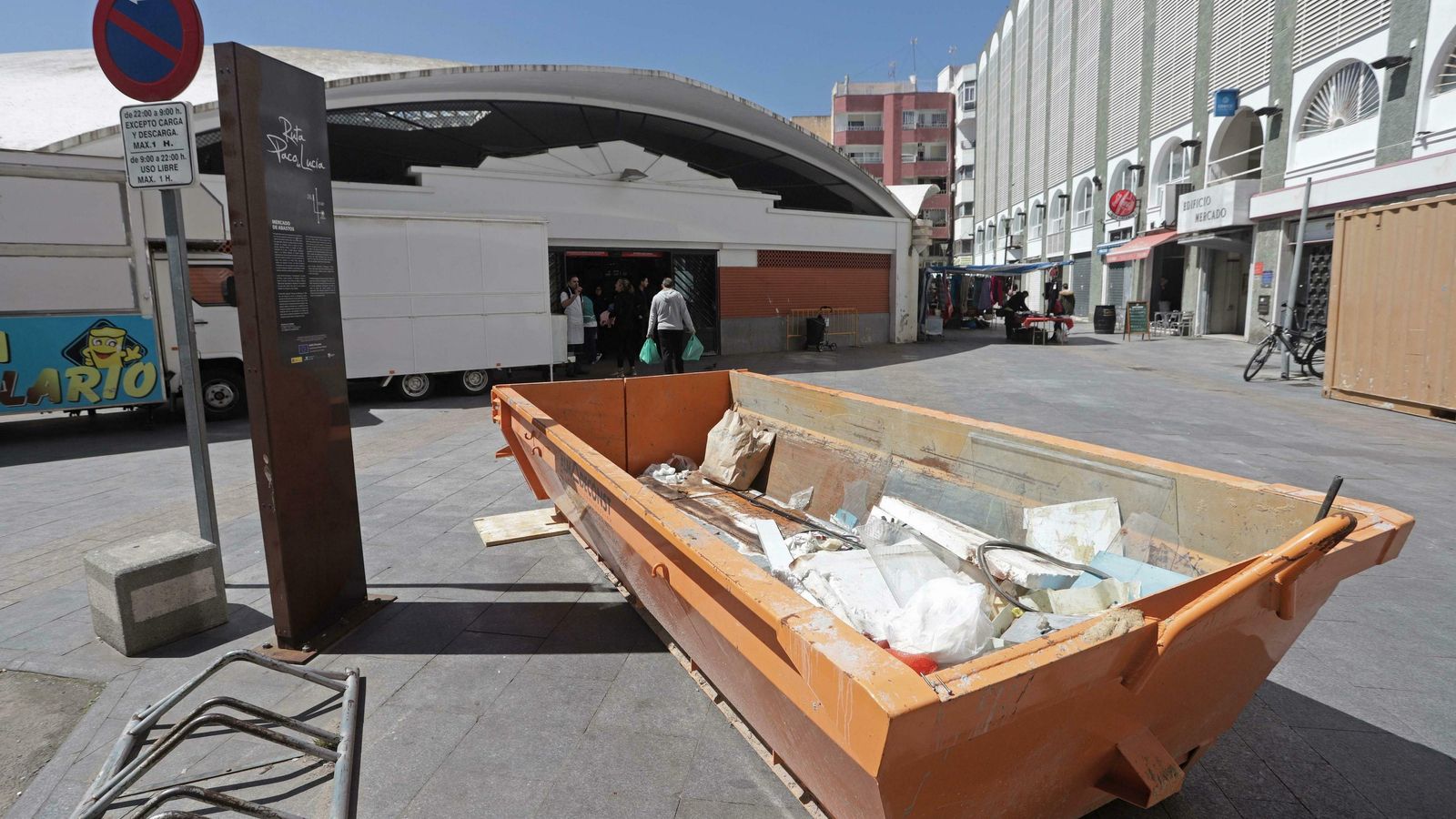 Una cuba en una de las puertas del mercado.