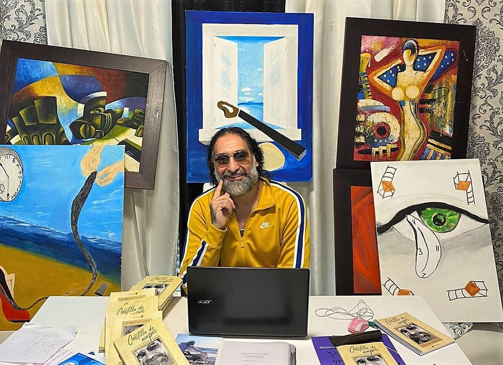 Rafael Gómez en su despacho con algunos de sus manuscritos.