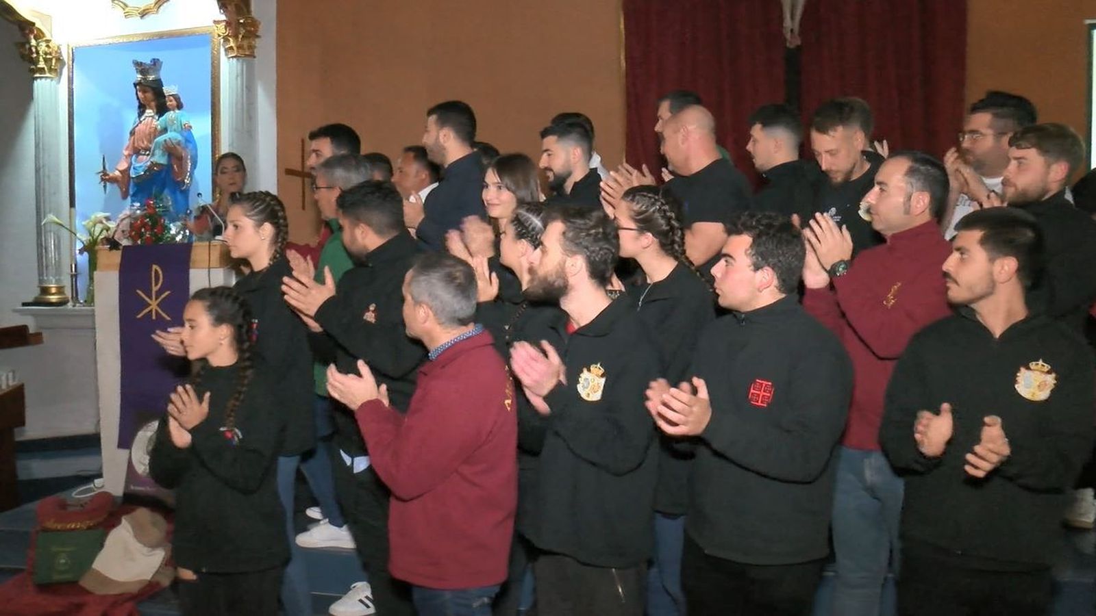 Costaleros de todas las cuadrillas de Puerto Real estuvieron arropando a la pregonera