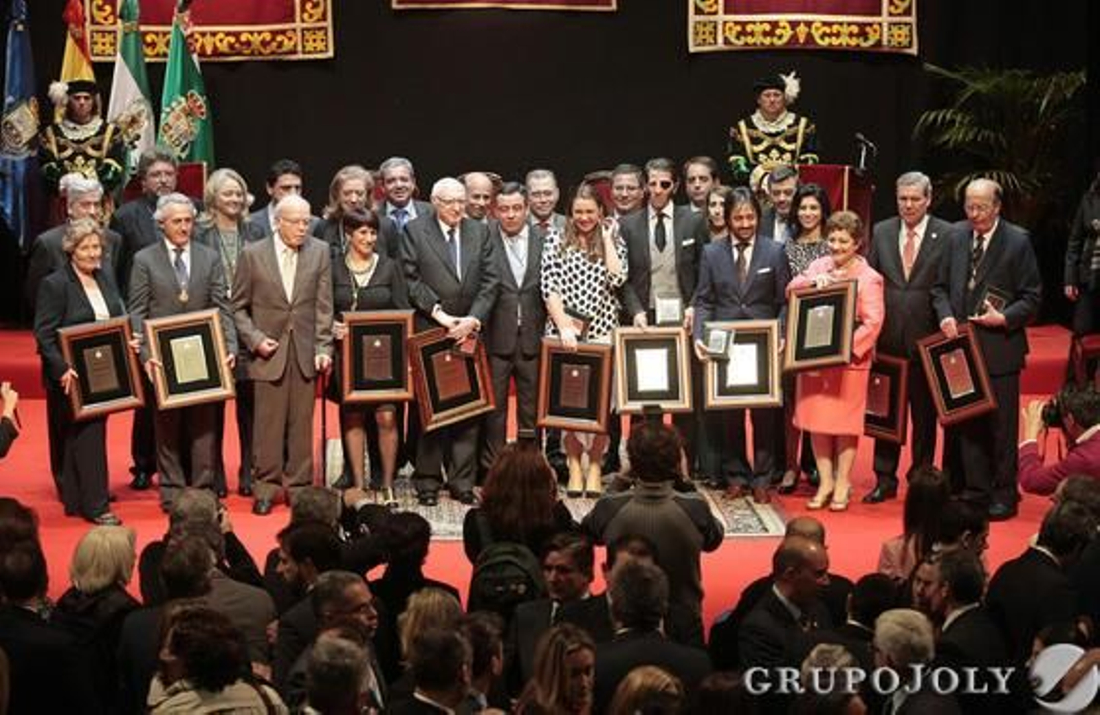 Los distinguidos, con los diputados provinciales./Fito Carreto

Foto: Fito Carreto