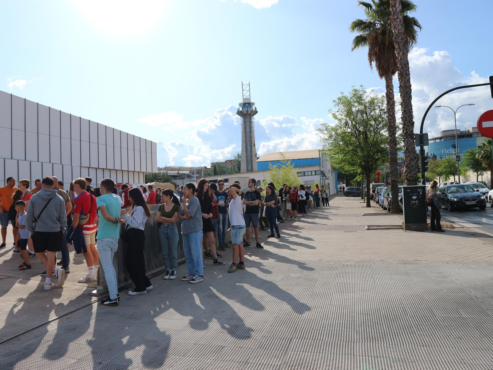 Visitantes en el acceso al Parque de las Ciencias de Granada