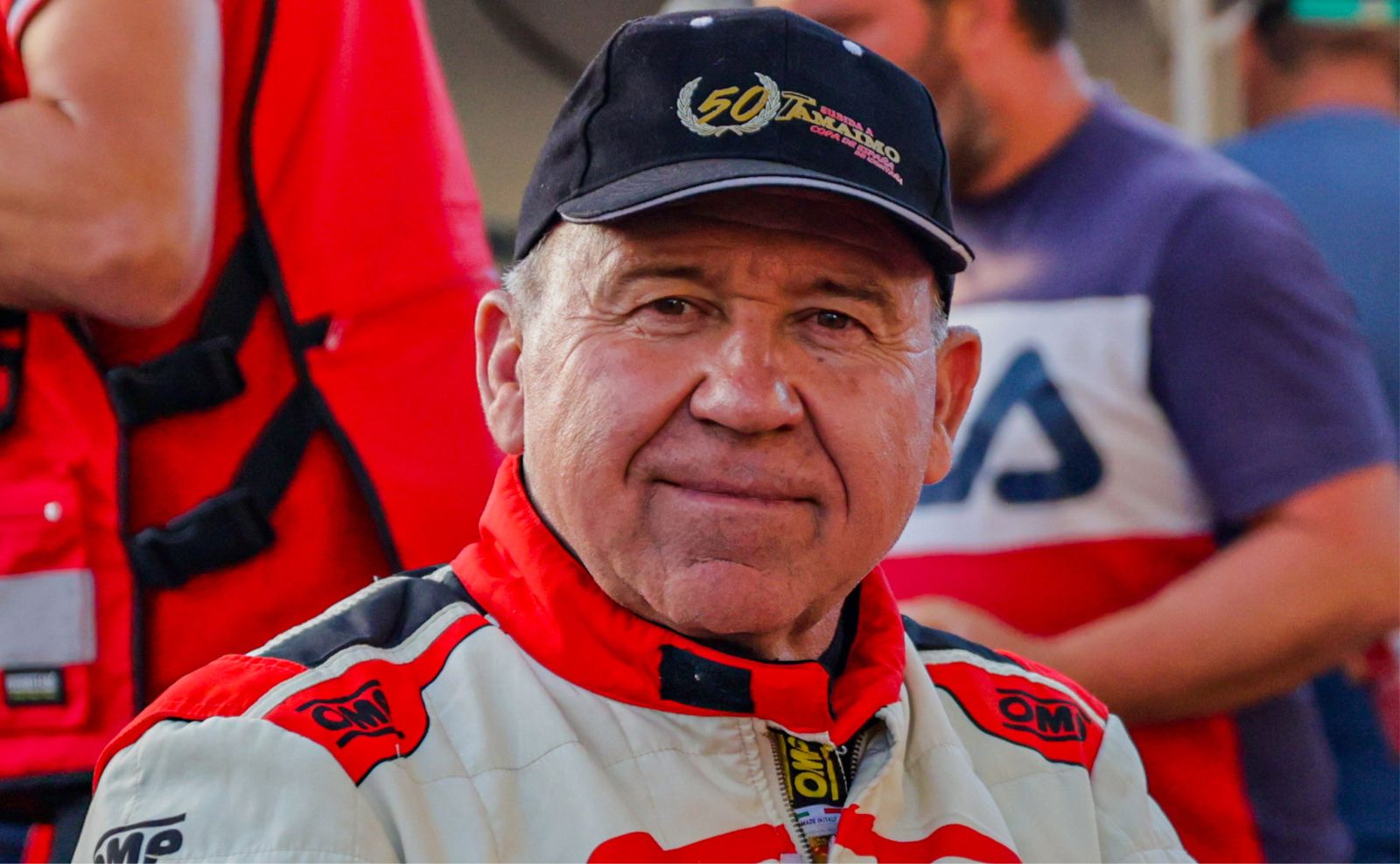 El piloto almeriense equipado antes de subirse a su vehículo durante la disputa de una competición.