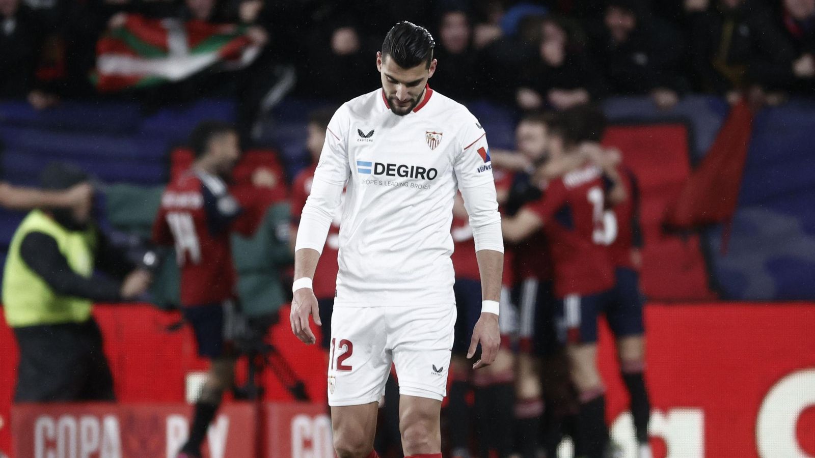 Rafa Mir, cabizbajo tras el primer gol del Osasuna.