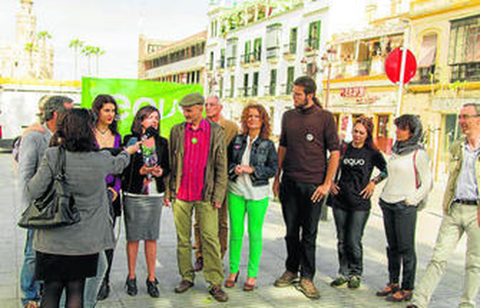 Esteban de Manuel (centro) y Laura García junto al resto de integrantes de Equo Sevilla en Almirante Lobo, ayer.