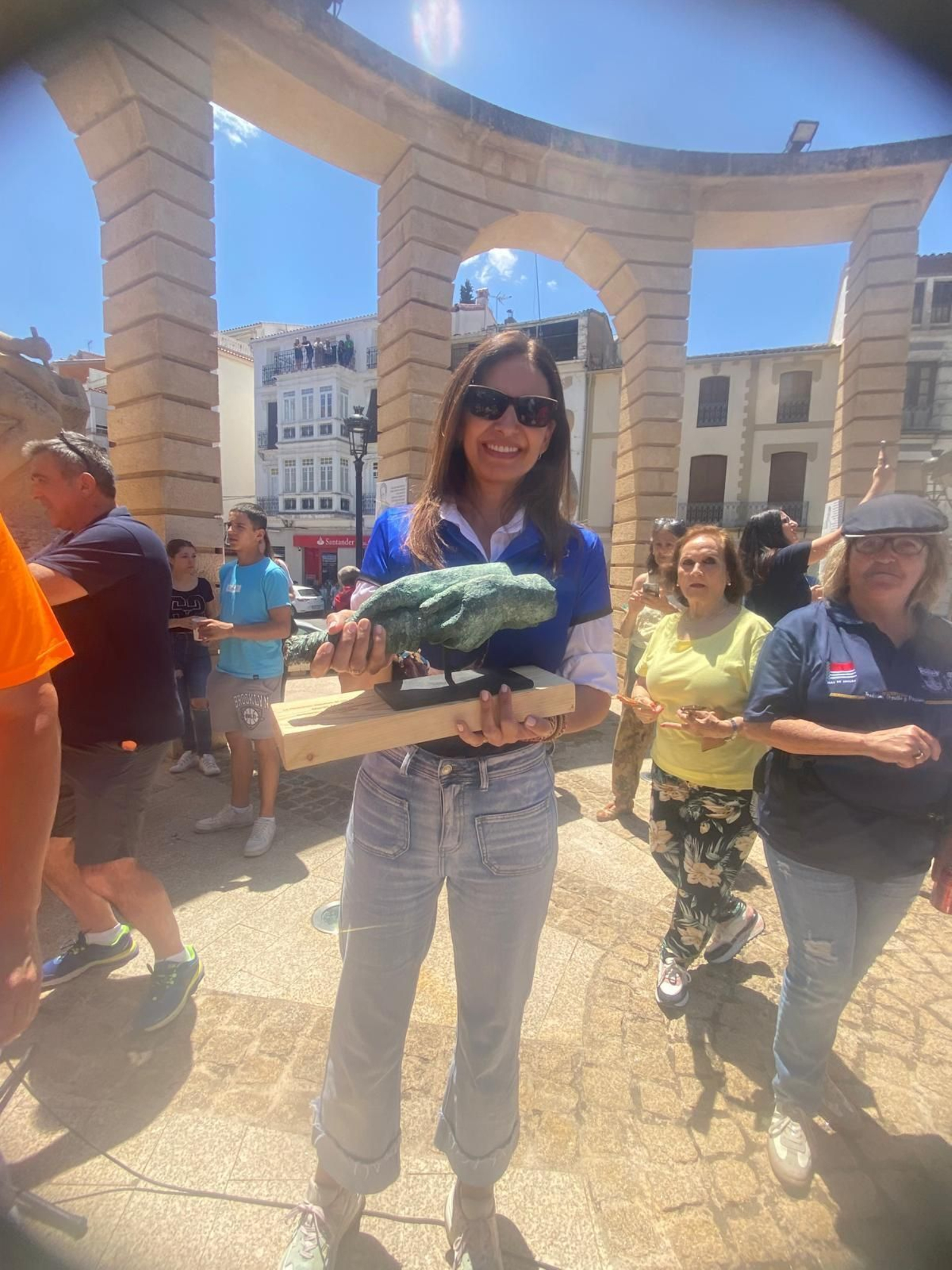 Mariló Montero posa con el recuero del Toro Ensogao.