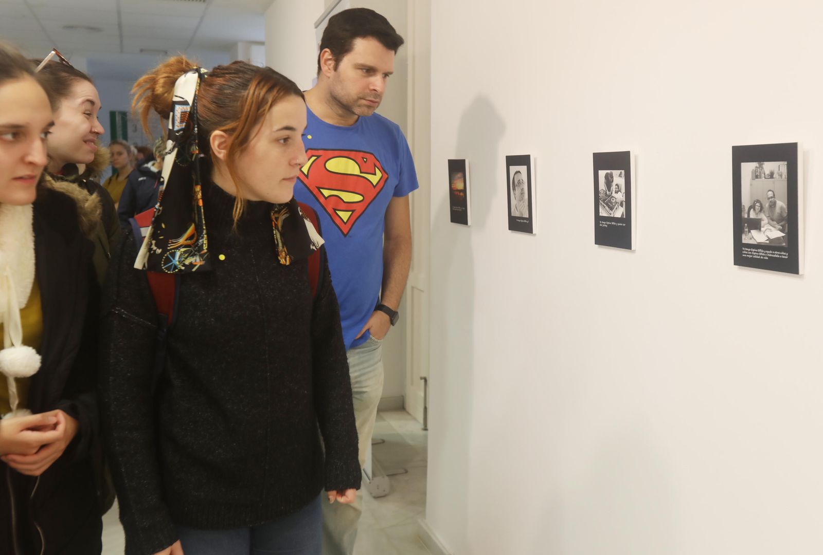 Alumnos del centro de FP María Inmaculada durante su visita a la exposición 'Yo tengo Espina Bífida'.