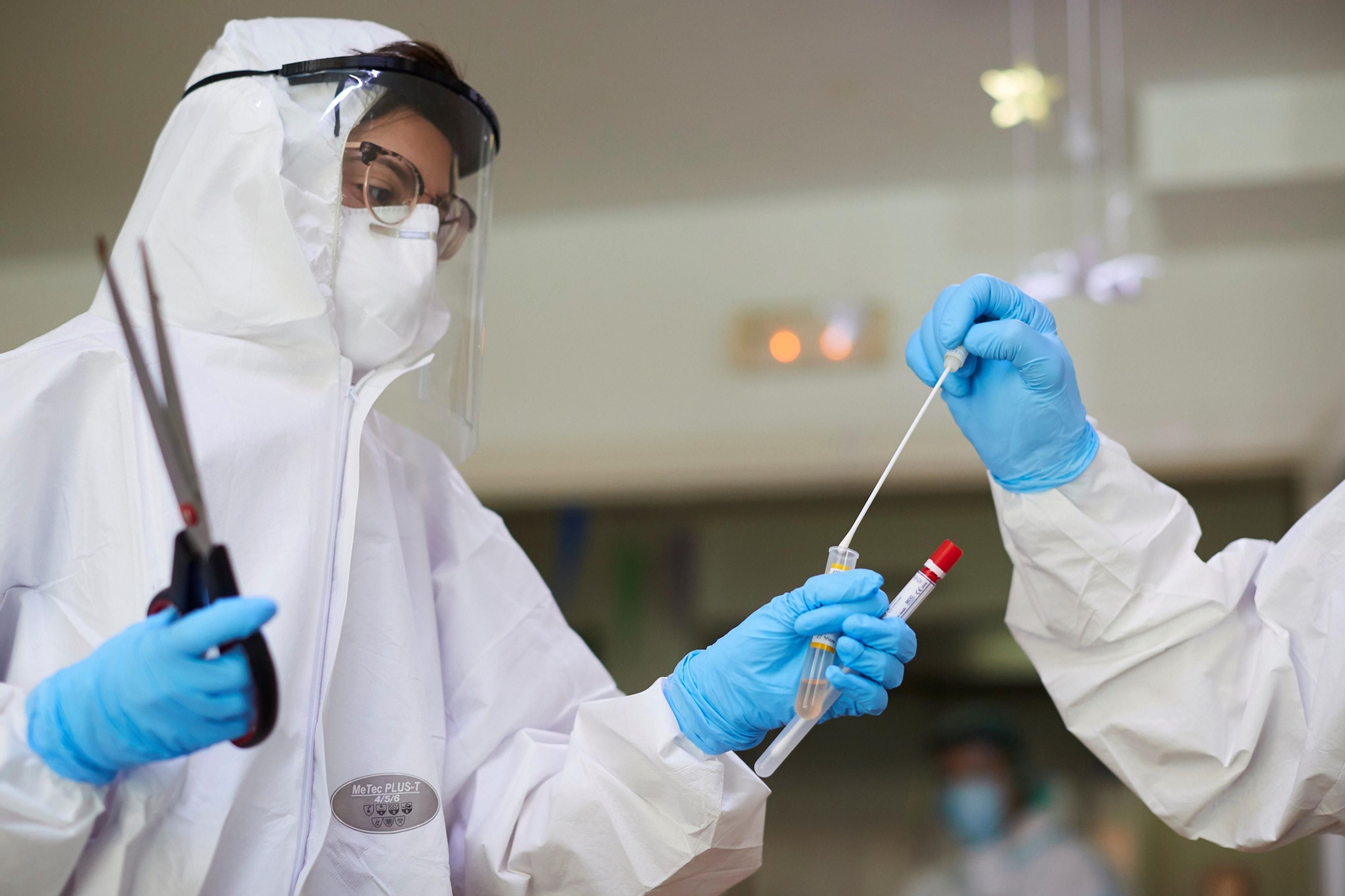 Personal sanitario toma muestras para realizar pruebas de covid-19.