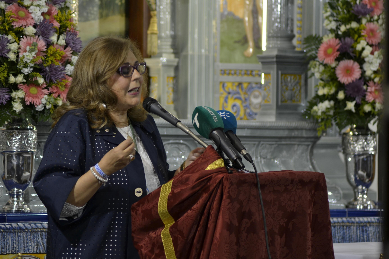La periodista Inmaculada González durante su intervención ayer en la capilla de la casa hermandad.