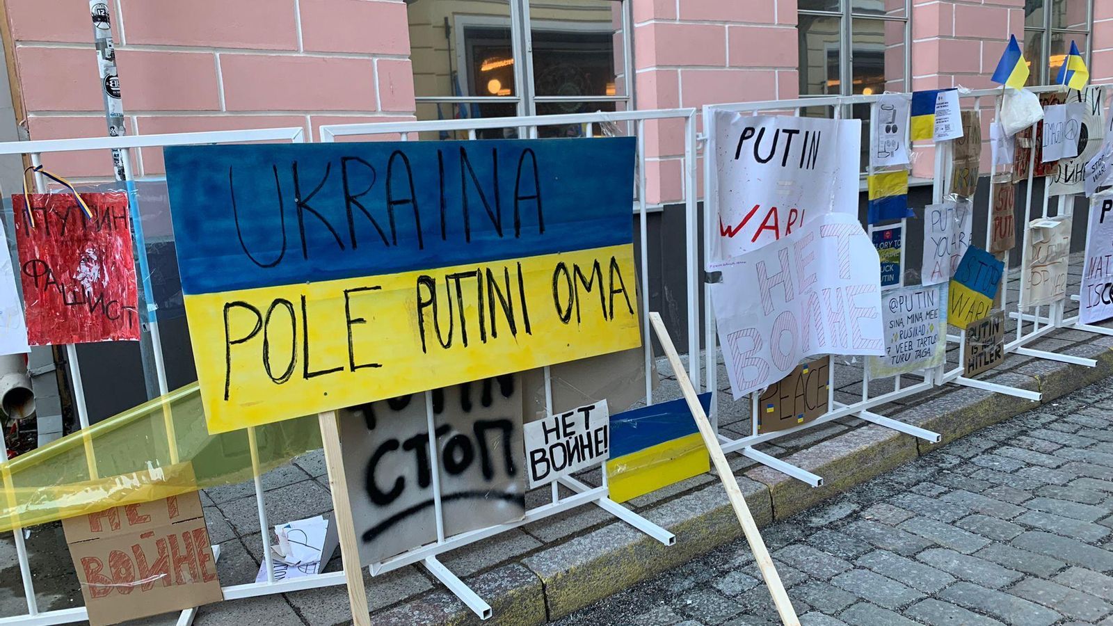 Carteles pro-ucranianos en la puerta de la embajada rusa de Tallinn, Estonia
