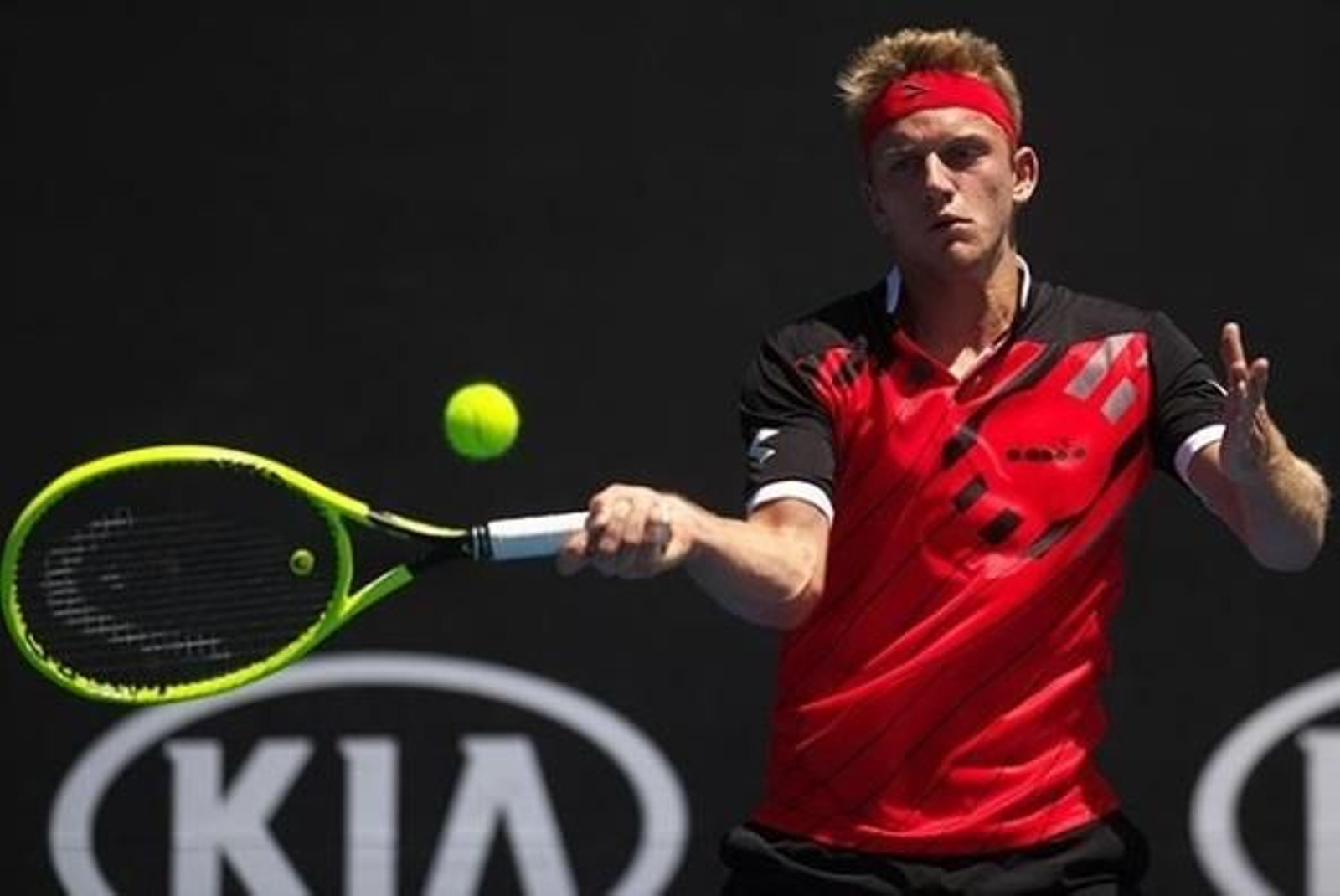 Davidovic golpea la bola en Australia.