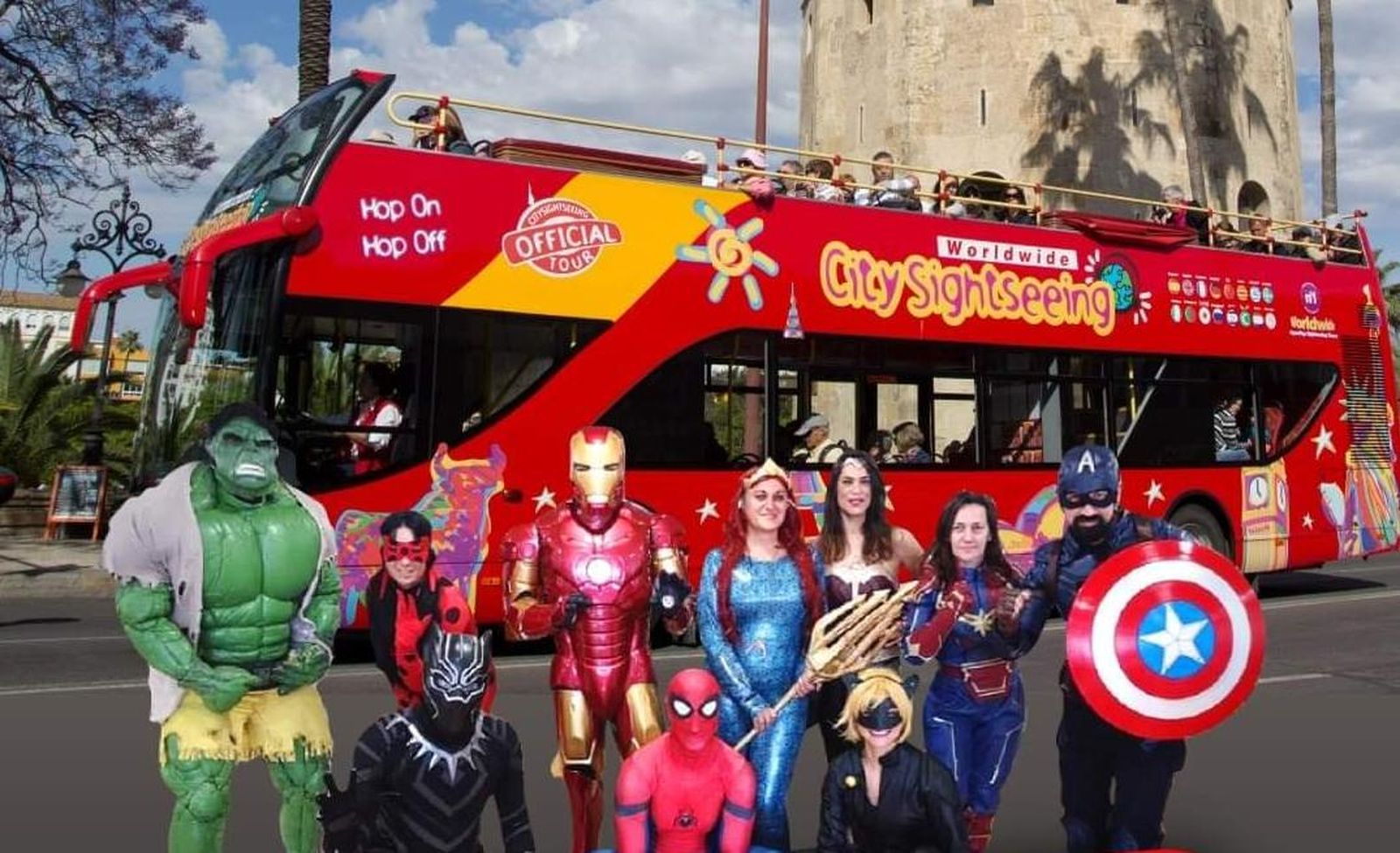 Los niños de Sevilla podrán viajar con sus héroes favoritos en el bus turístico este fin de semana