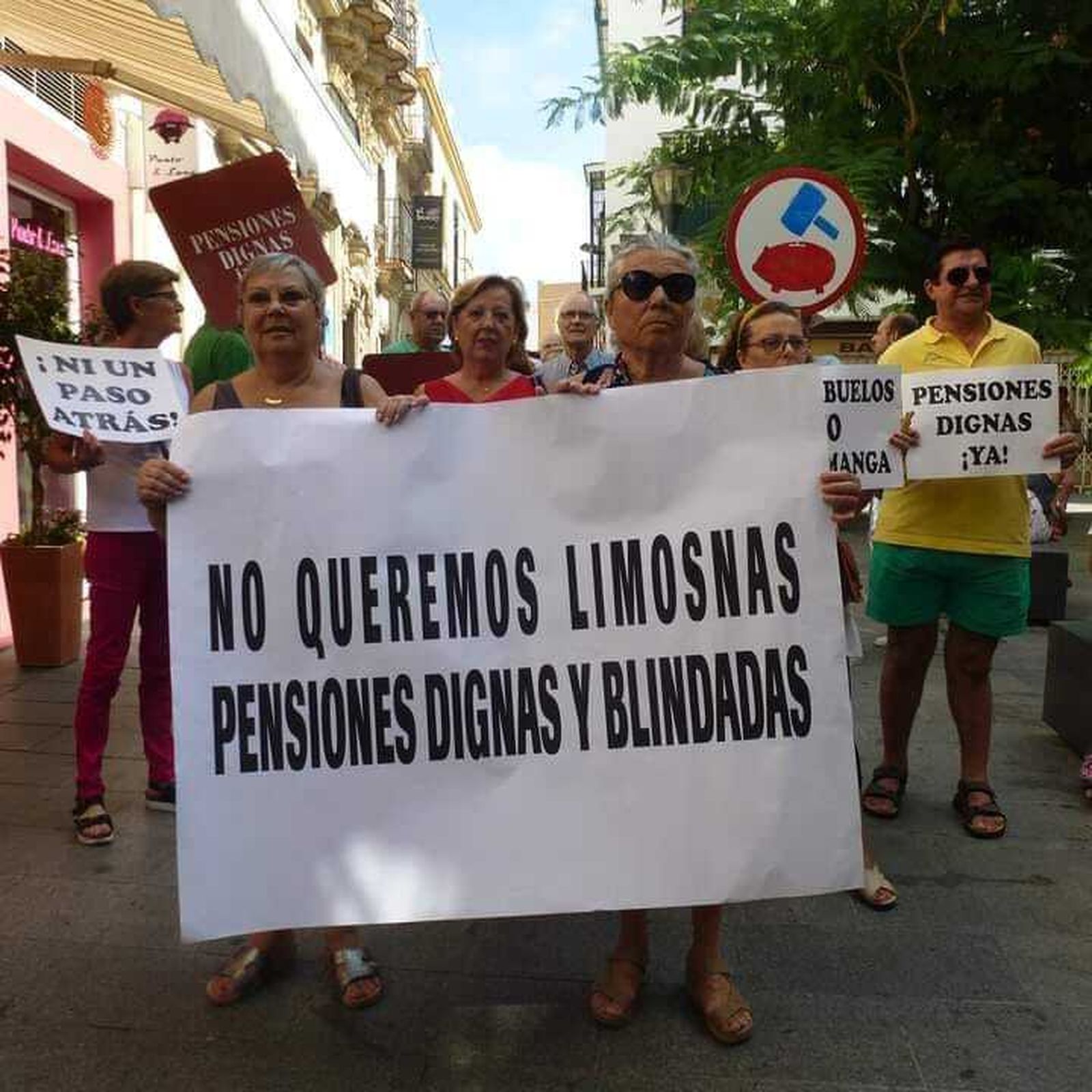 Los pensionistas de 'Los Lunes al Sol', en una de sus concentraciones.