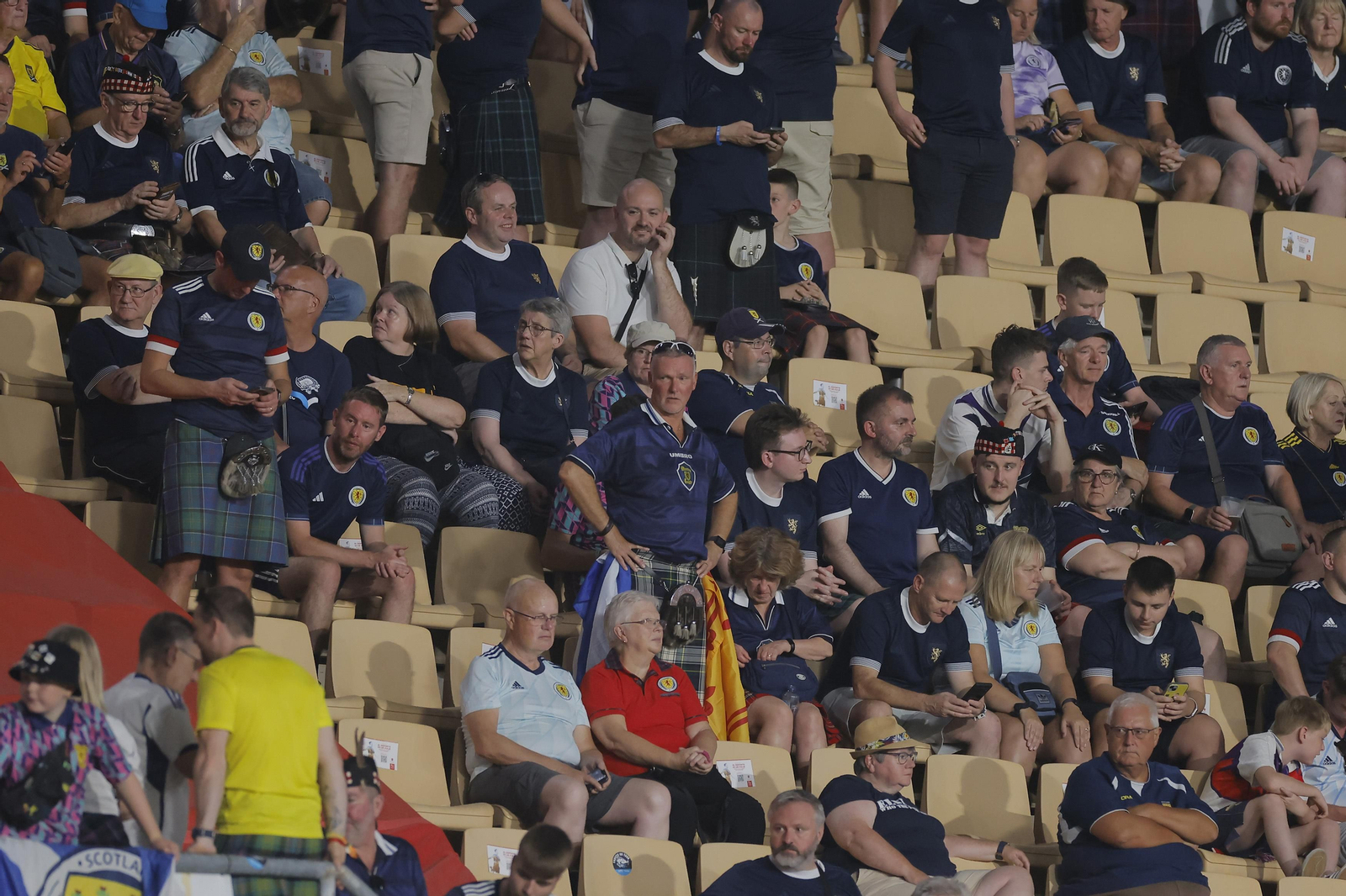 Búscate en las fotos del España-Escocia