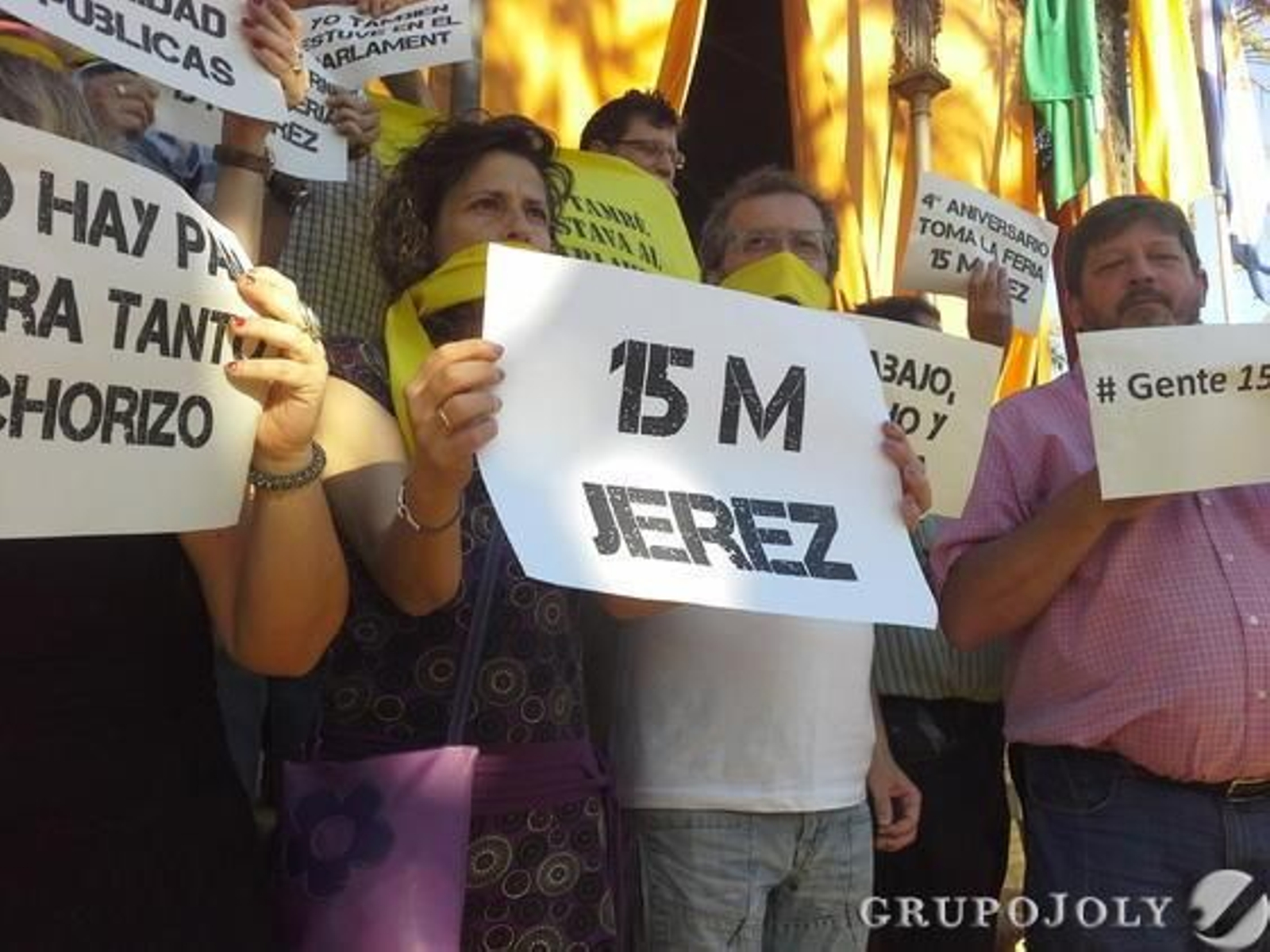 A media tarde, se celebró un acto reivindicativo en el Templete Municipal del González Hontoria. Un grupo de personas, convocadas por la asamblea del 15-M, se concentraron para recordar que hace cuatro años se inició la acampada en la Puerta del Sol en Madrid.