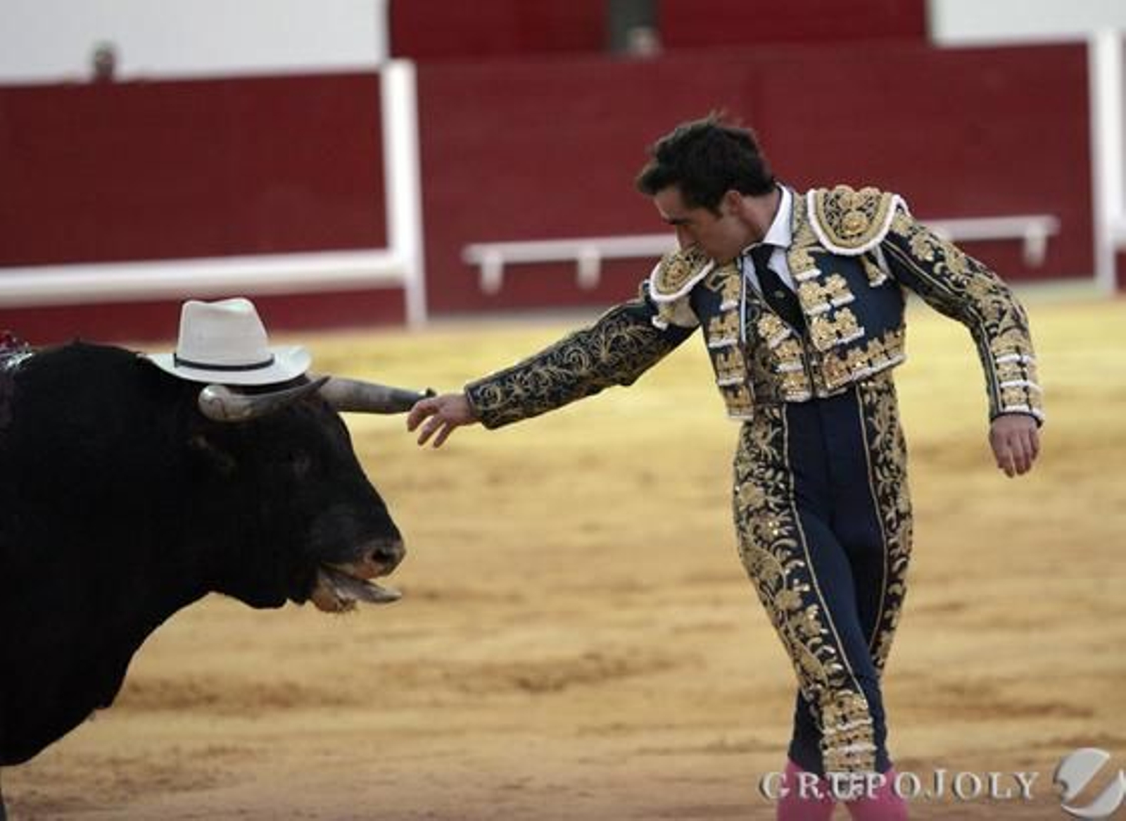 El torero bromea con el toro colocándole un sombrero.

Foto: Juan Carlos Muñoz