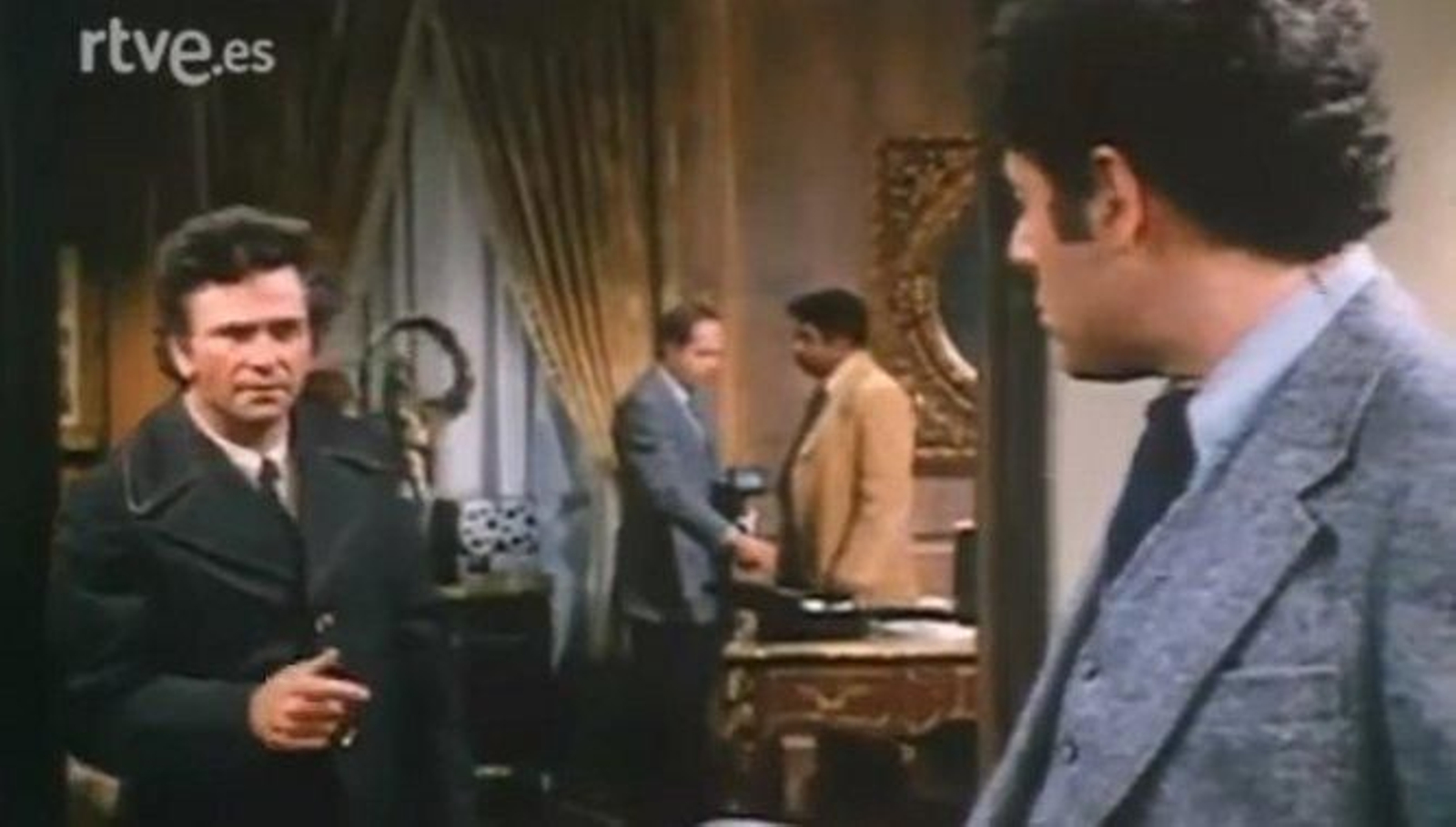 Peter Falk, 'Colombo', en el capítulo de su nueva gabardina azul.